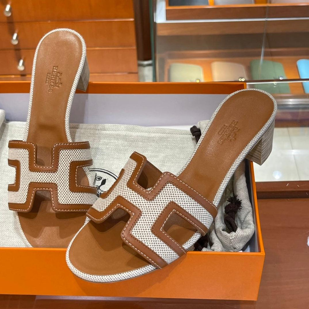 HERMĒS OASIS SANDALET NOISETTE & BEJ DORE 2022 SS - Glimmer of Luxury