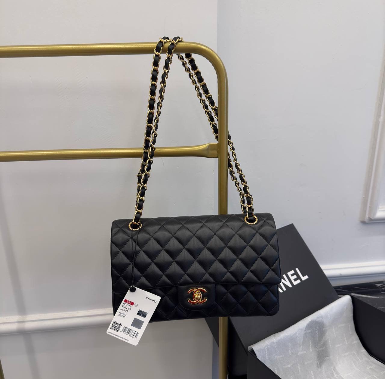 CHANEL Yumuşak Kapitone Kuzu Derisi Maxi Tek Kapaklı Çanta - Glimmer of Luxury