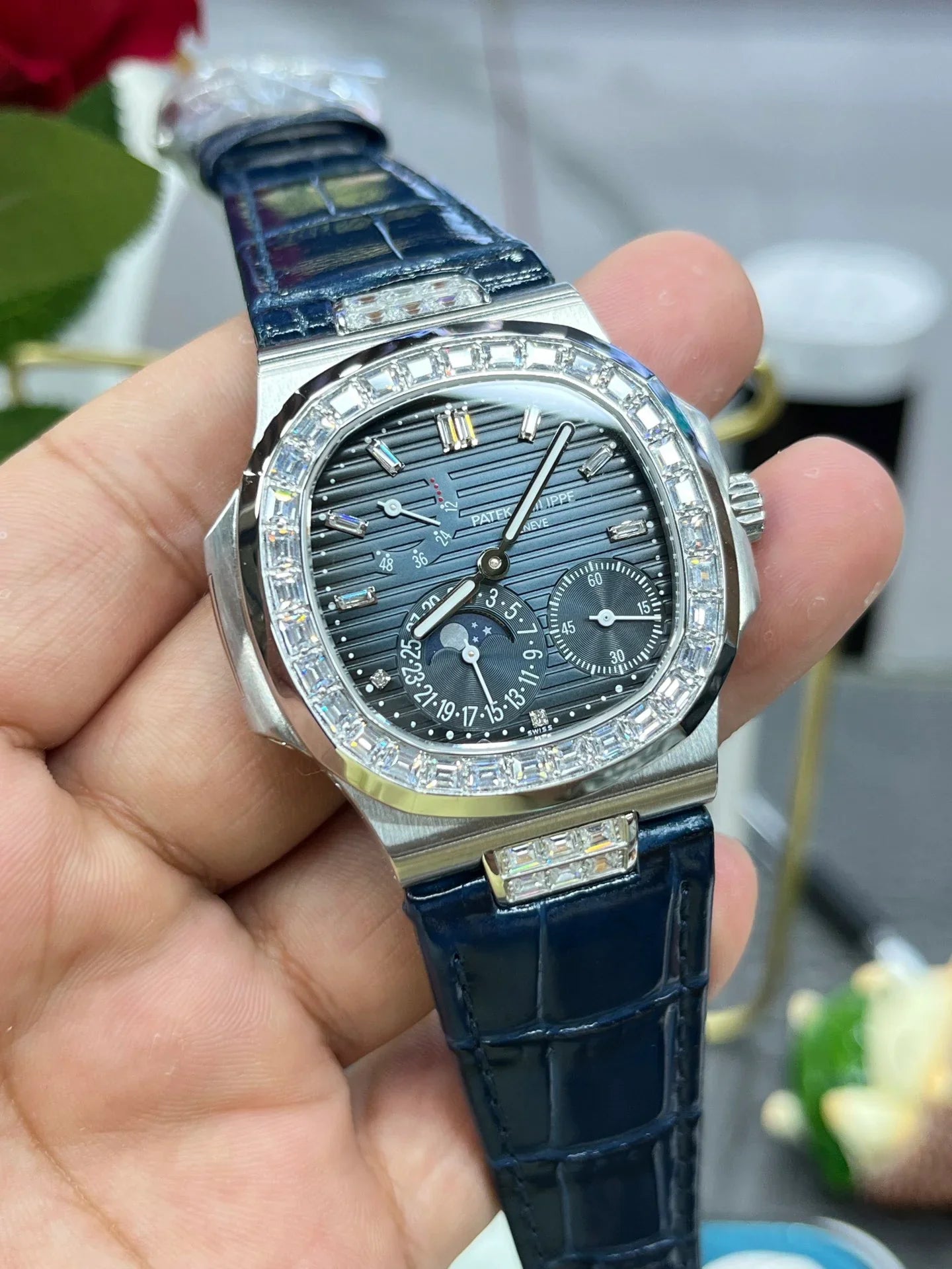 Patek Philippe Nautilus 5724G-001 Mavi Taşlı - Glimmer of Luxury