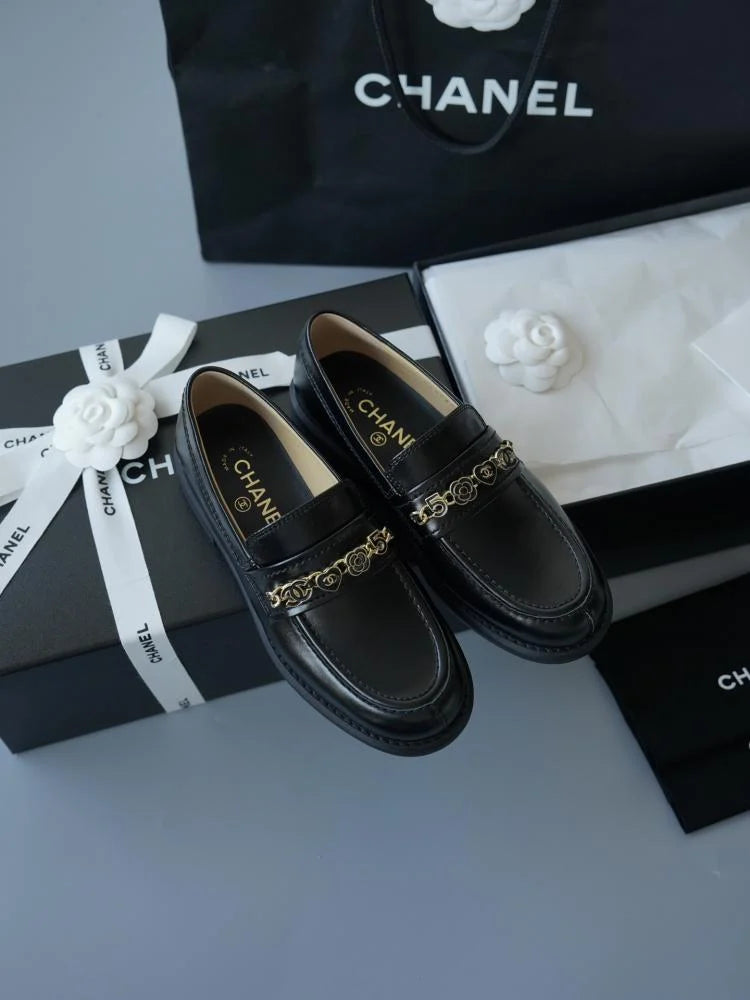 Chanel S25 CC Makosenler أحذية جلد خروف لامعة سوداء