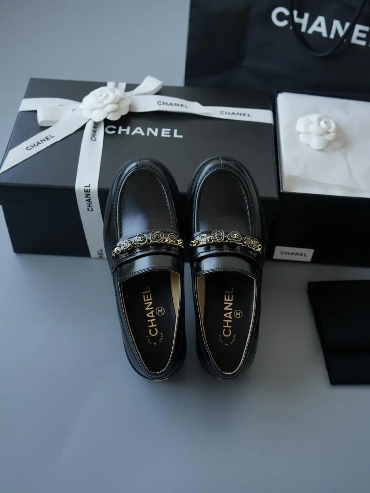 Chanel S25 CC Makosenler أحذية جلد خروف لامعة سوداء