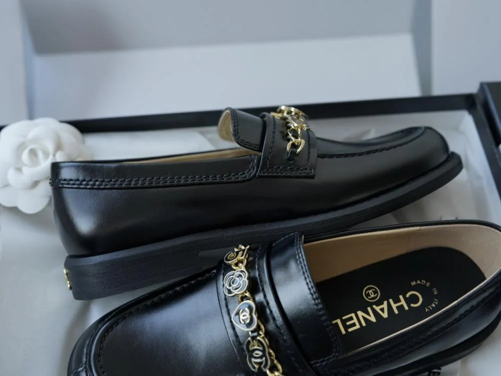 Chanel S25 CC Makosenler أحذية جلد خروف لامعة سوداء