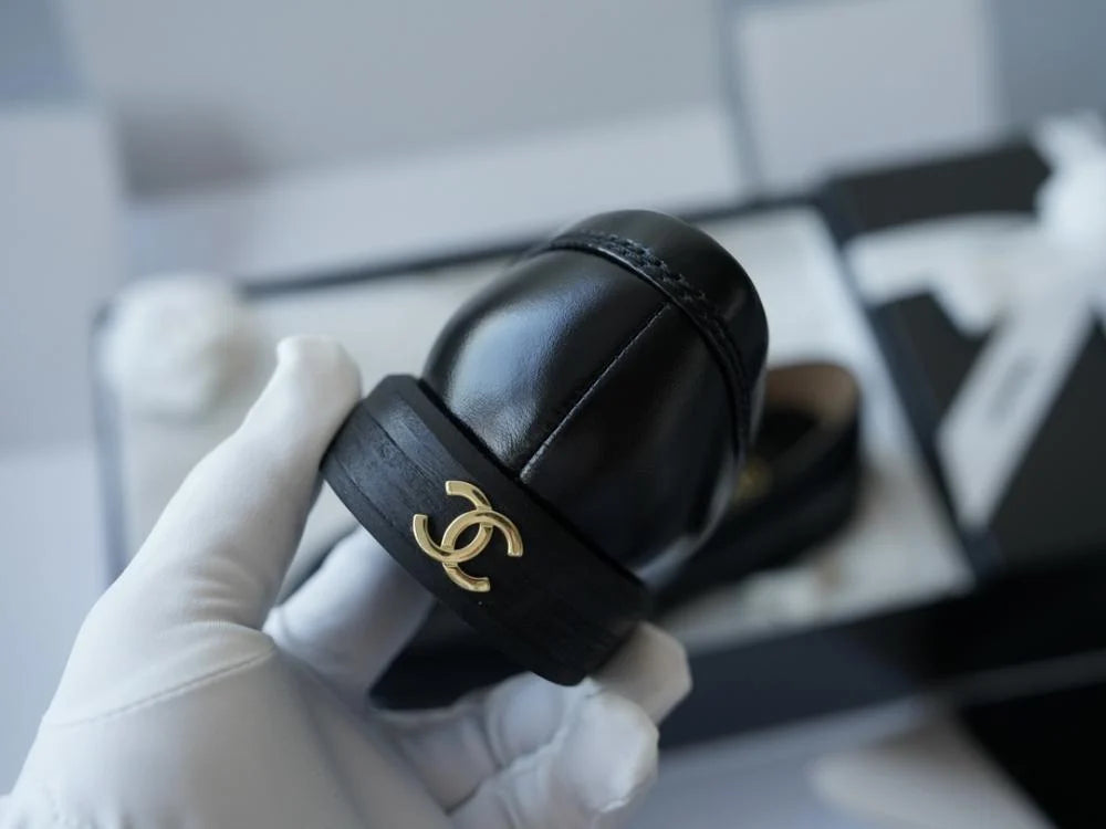 Chanel S25 CC Makosenler أحذية جلد خروف لامعة سوداء