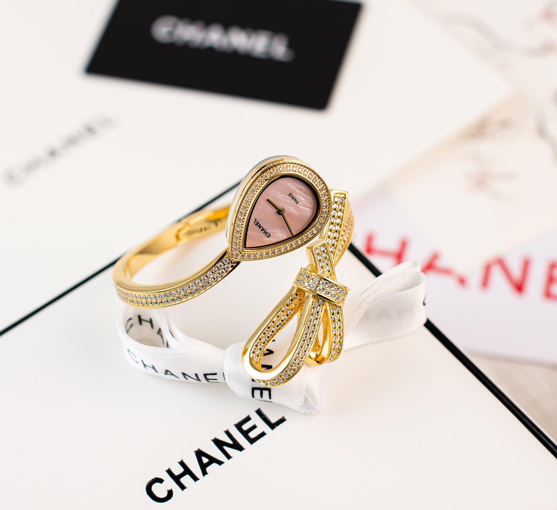 Kadınlar İçin Chanel Kristal Altın Saat