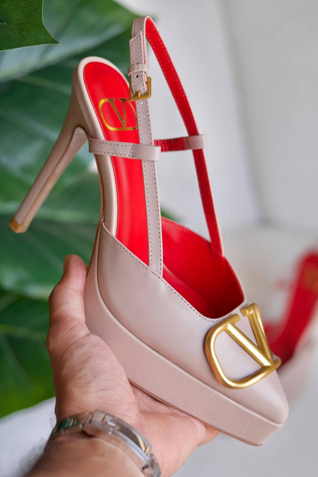 Valentino Vlogo İmzalı Dana Derisi Askılı Ayakkabı 120mm - Glimmer of Luxury