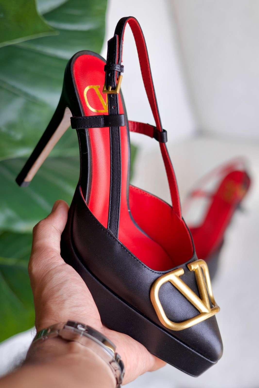 Valentino Vlogo İmzalı Dana Derisi Askılı Ayakkabı 120mm - Glimmer of Luxury