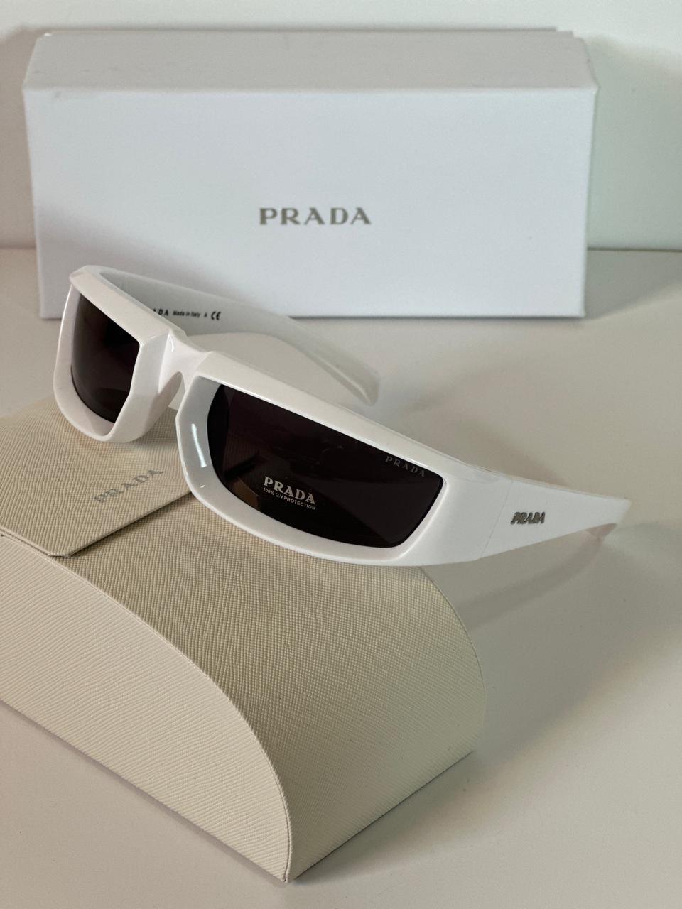 Prada Eyewear Kavisli Çerçeve güneş gözlüğü - Glimmer of Luxury