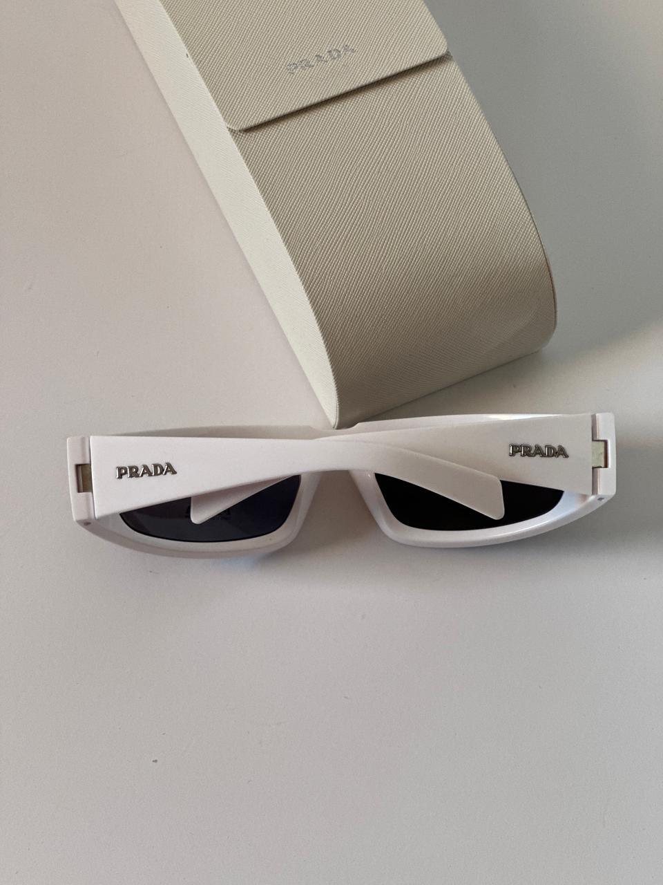 Prada Eyewear Kavisli Çerçeve güneş gözlüğü - Glimmer of Luxury