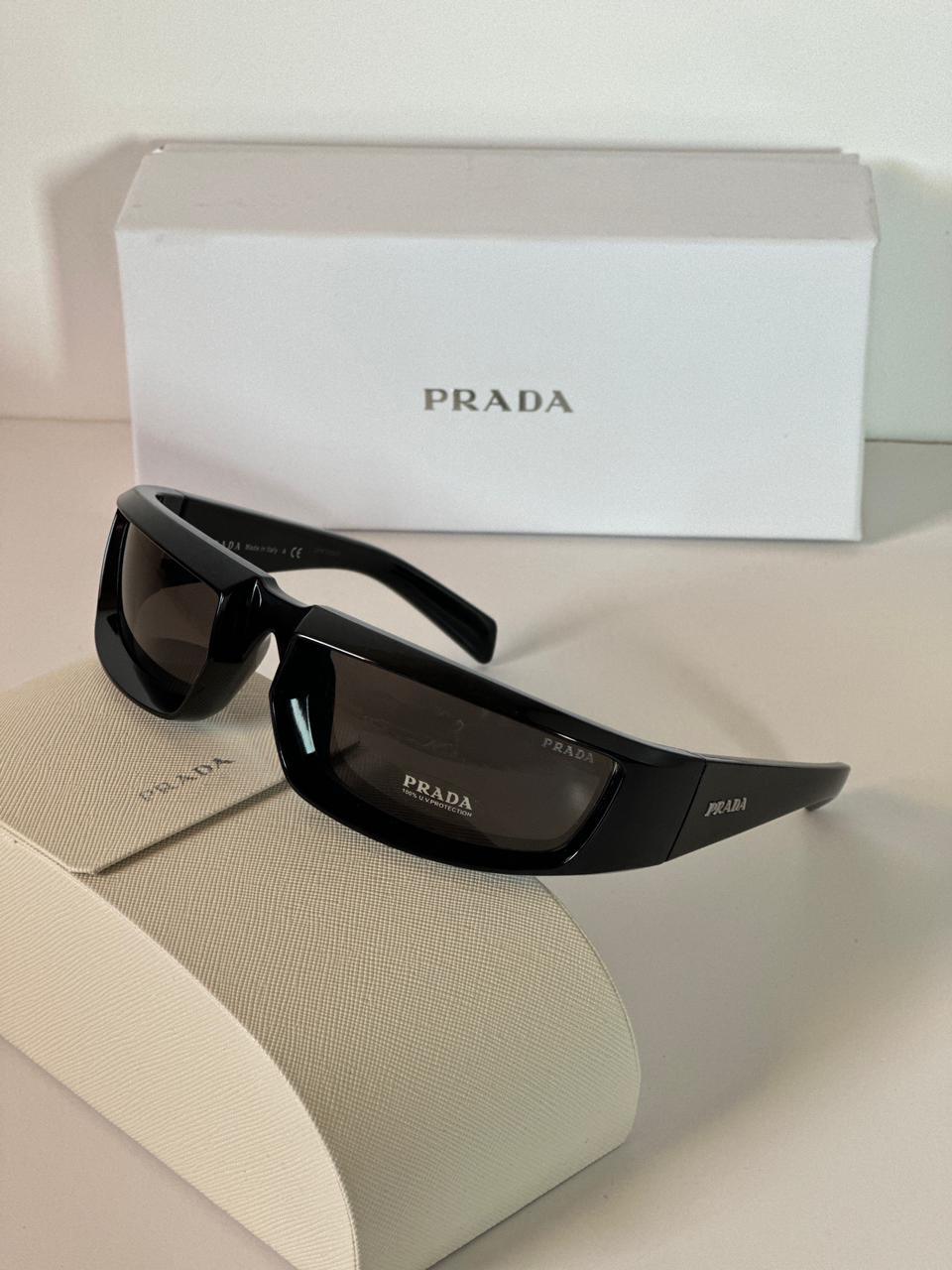 Prada Eyewear Kavisli Çerçeve güneş gözlüğü - Glimmer of Luxury