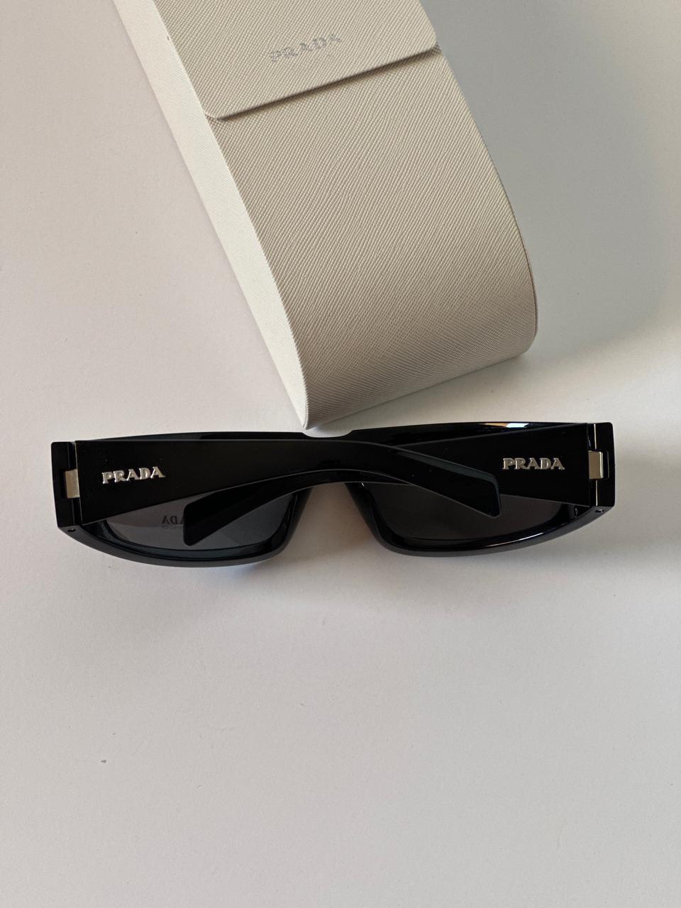 Prada Eyewear Kavisli Çerçeve güneş gözlüğü - Glimmer of Luxury