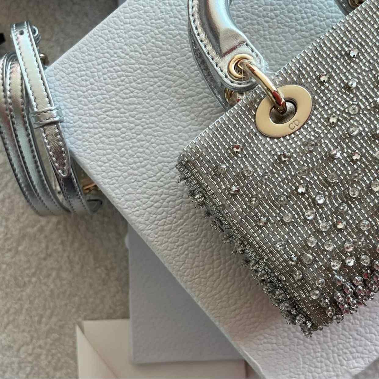 Christian Dior Lady D-Joy Gümüş Saten Çanta - Glimmer of Luxury