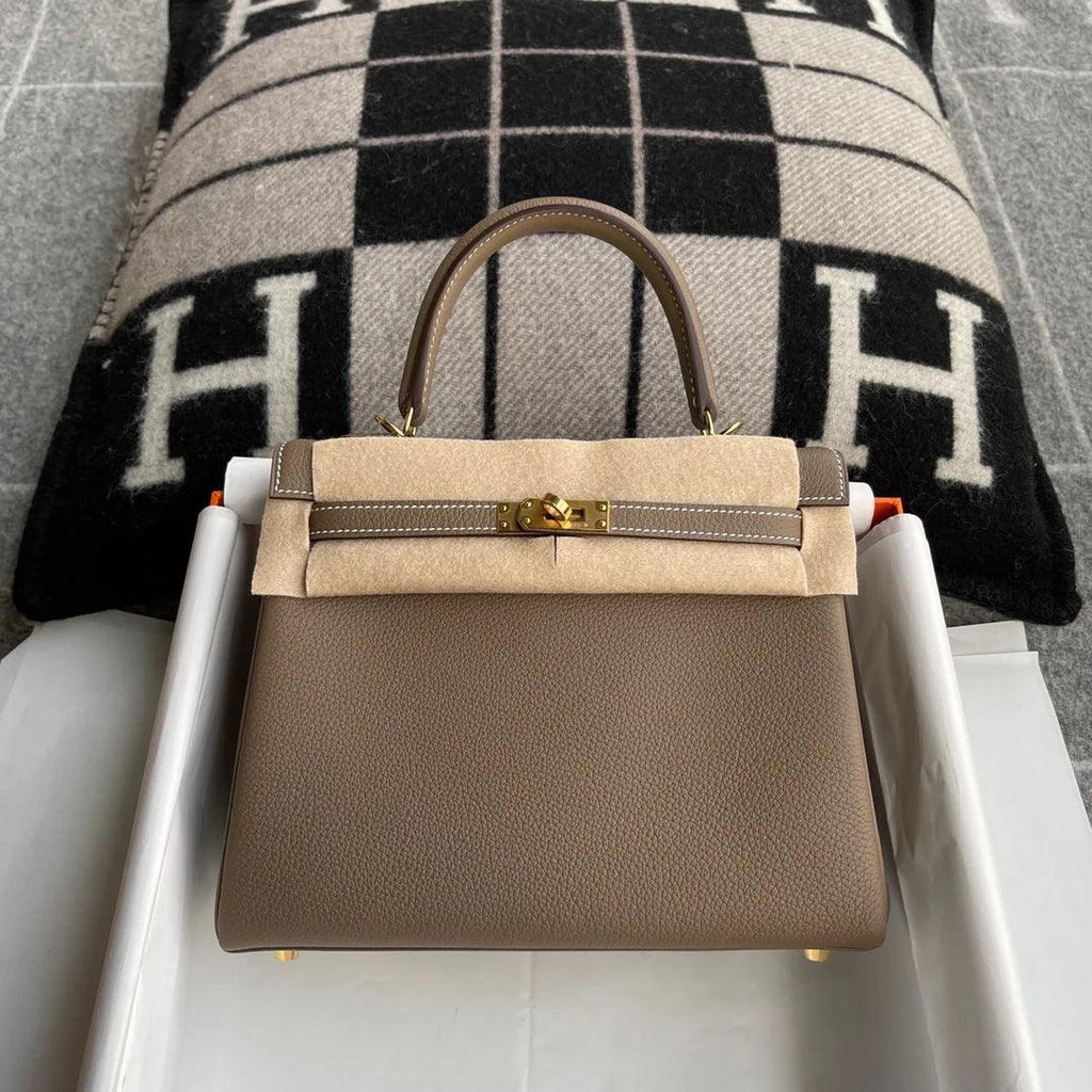 Hermès Kelly 25 Altın Donanımlı Togo Deri̇ Etoupe (Ghw) - Glimmer of Luxury