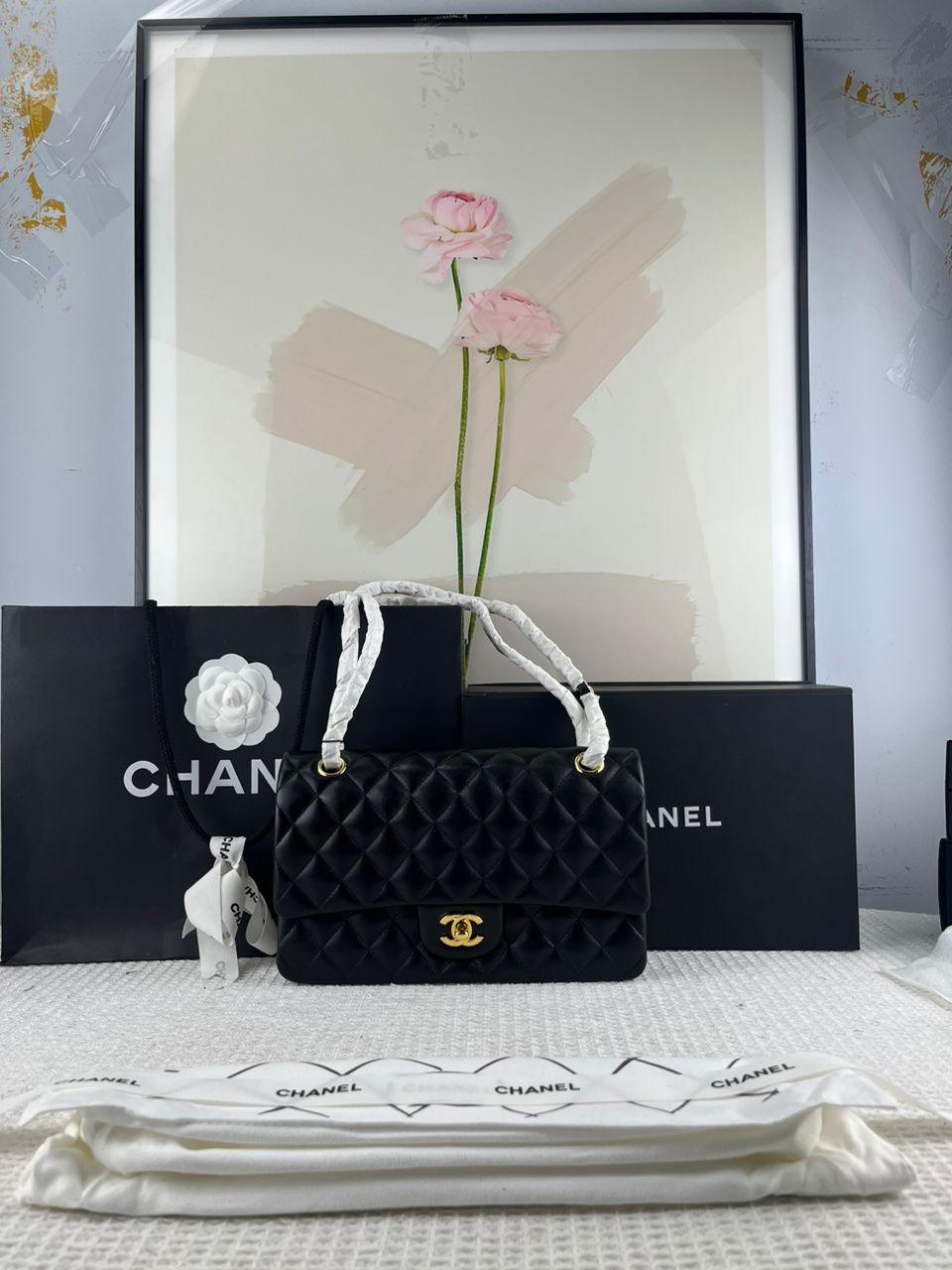 CHANEL Yumuşak Kapitone Kuzu Derisi Maxi Tek Kapaklı Çanta - Glimmer of Luxury