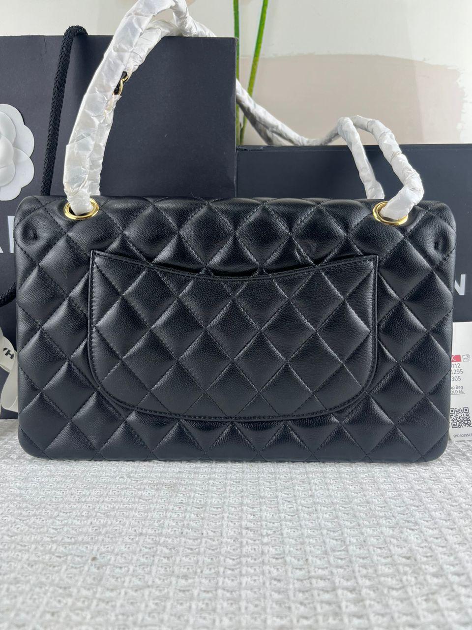 CHANEL Yumuşak Kapitone Kuzu Derisi Maxi Tek Kapaklı Çanta - Glimmer of Luxury