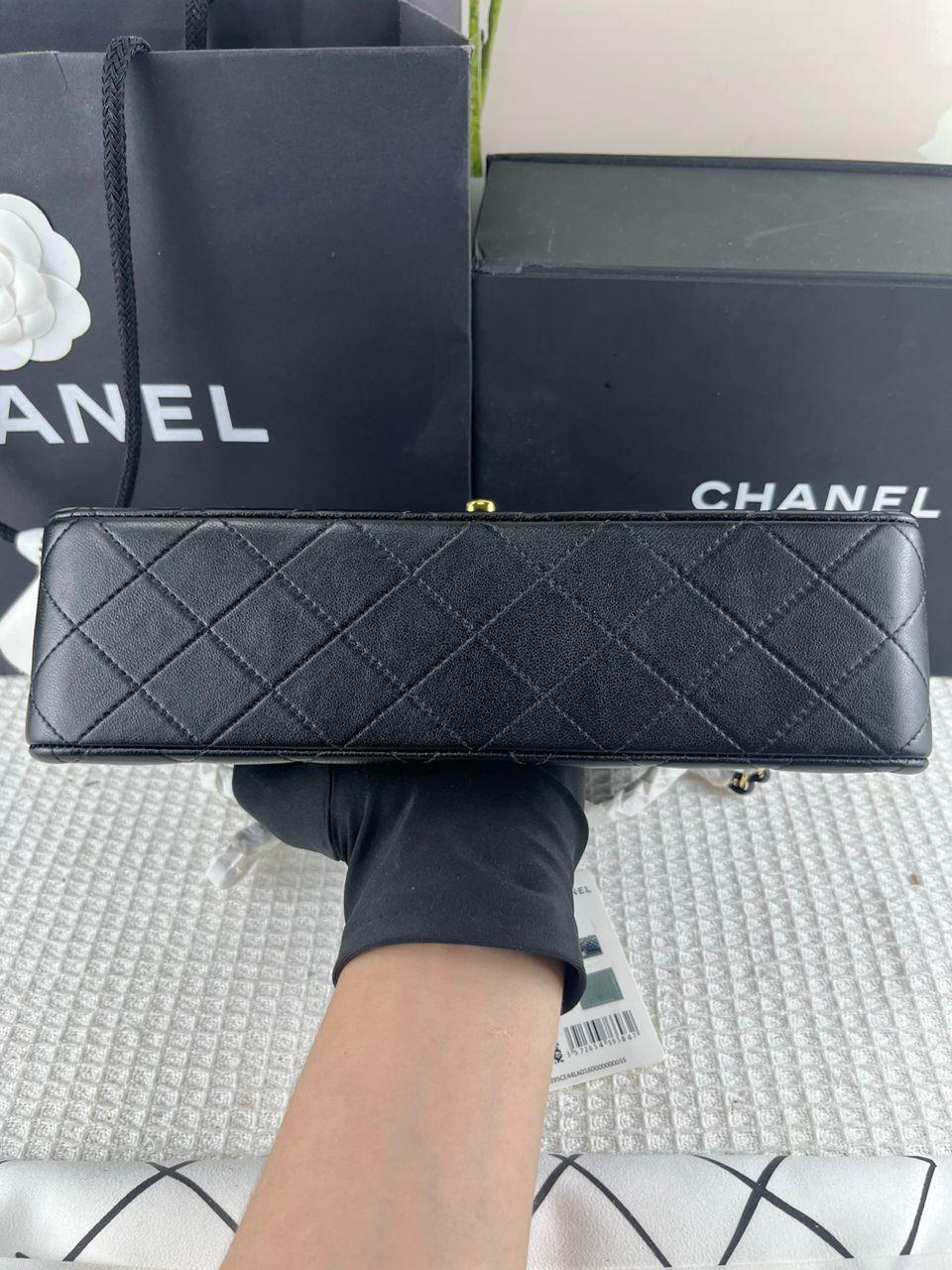 CHANEL Yumuşak Kapitone Kuzu Derisi Maxi Tek Kapaklı Çanta - Glimmer of Luxury