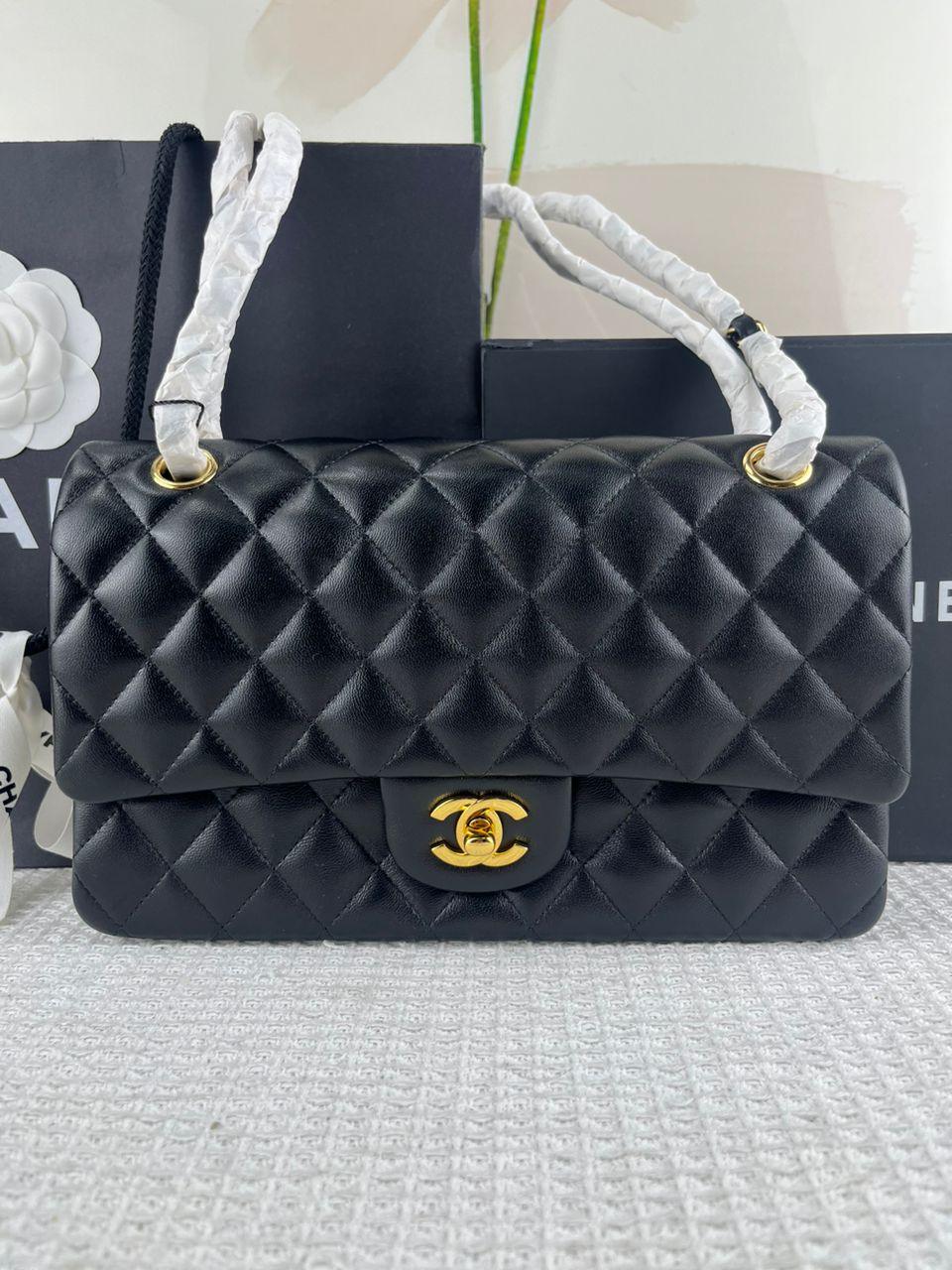 CHANEL Yumuşak Kapitone Kuzu Derisi Maxi Tek Kapaklı Çanta - Glimmer of Luxury