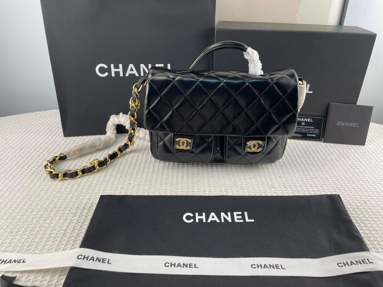 Chanel Kapaklı Üst Saplı Klasik CC Logo Elmas Kuzu Derisi Çanta - Glimmer of Luxury