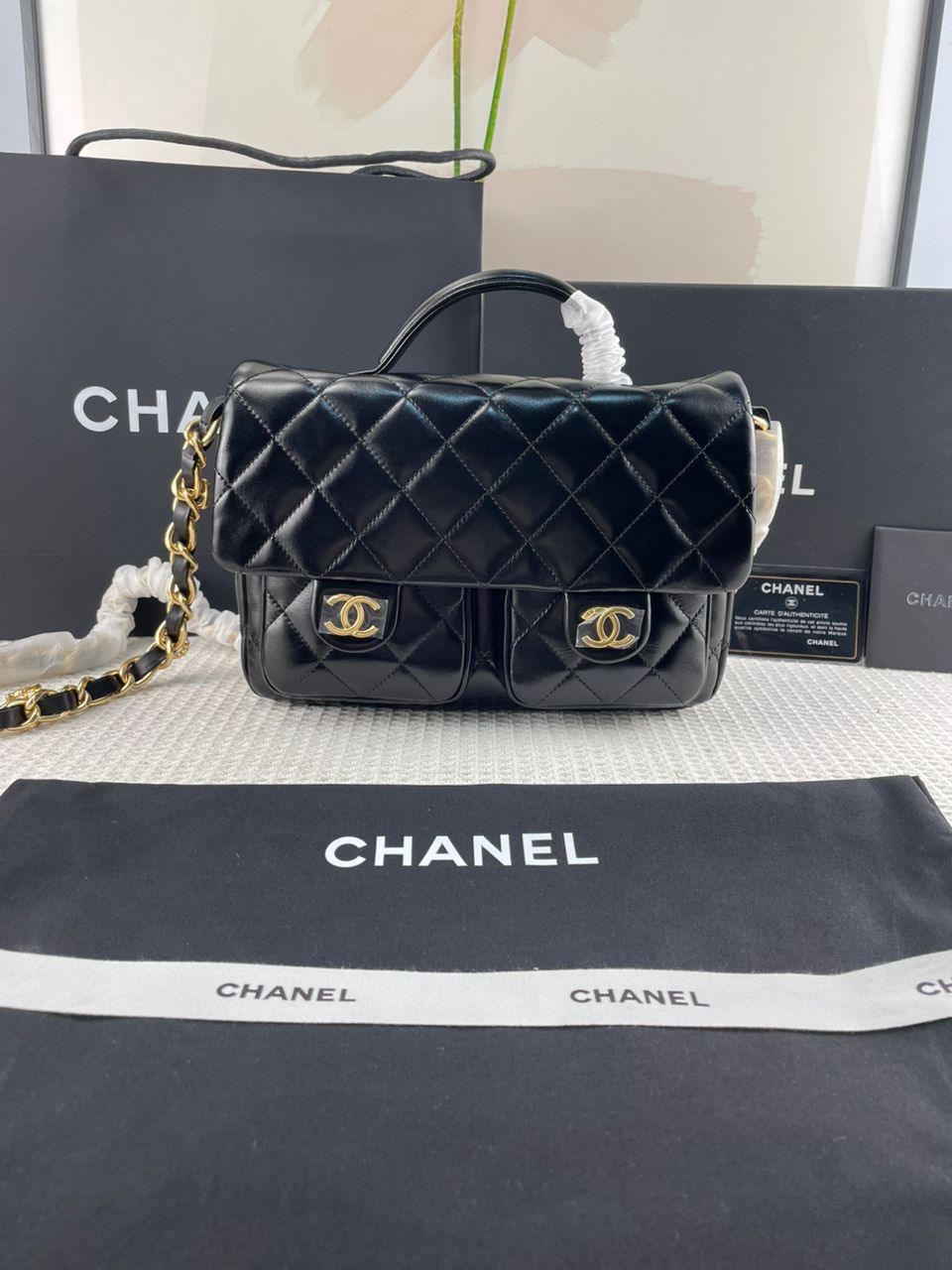 Chanel Kapaklı Üst Saplı Klasik CC Logo Elmas Kuzu Derisi Çanta - Glimmer of Luxury