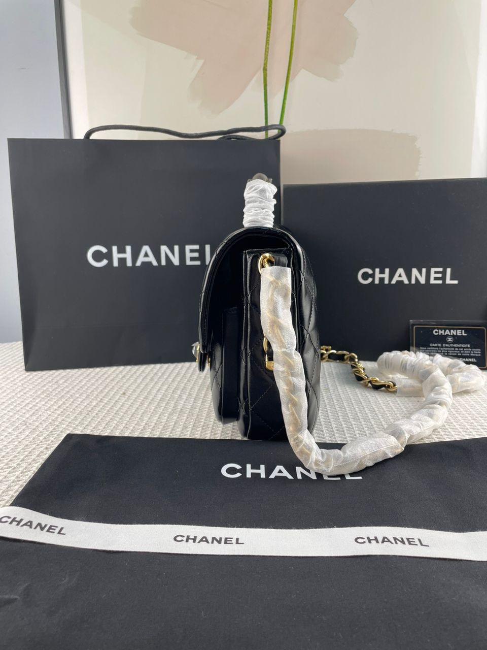 Chanel Kapaklı Üst Saplı Klasik CC Logo Elmas Kuzu Derisi Çanta - Glimmer of Luxury