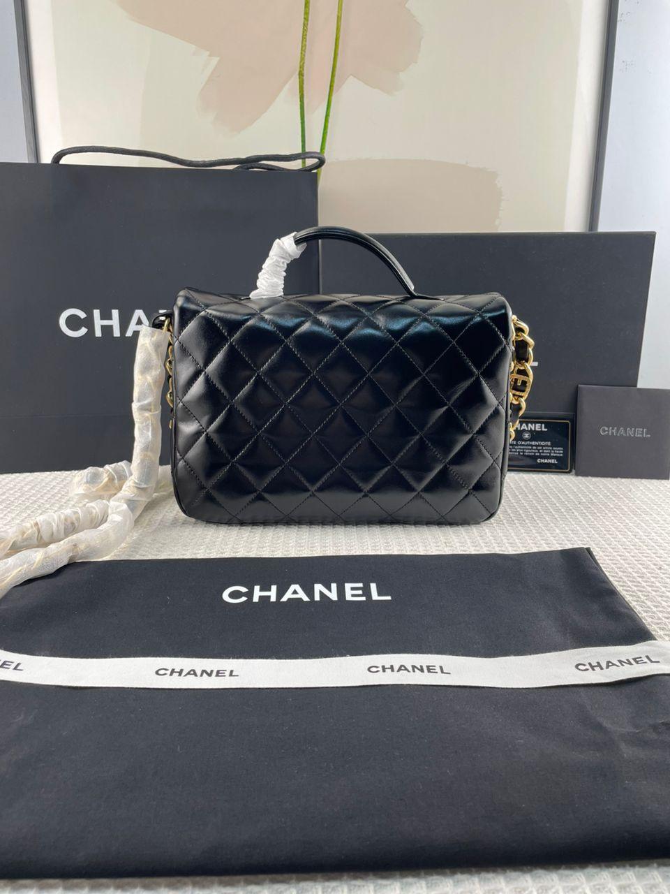 Chanel Kapaklı Üst Saplı Klasik CC Logo Elmas Kuzu Derisi Çanta - Glimmer of Luxury