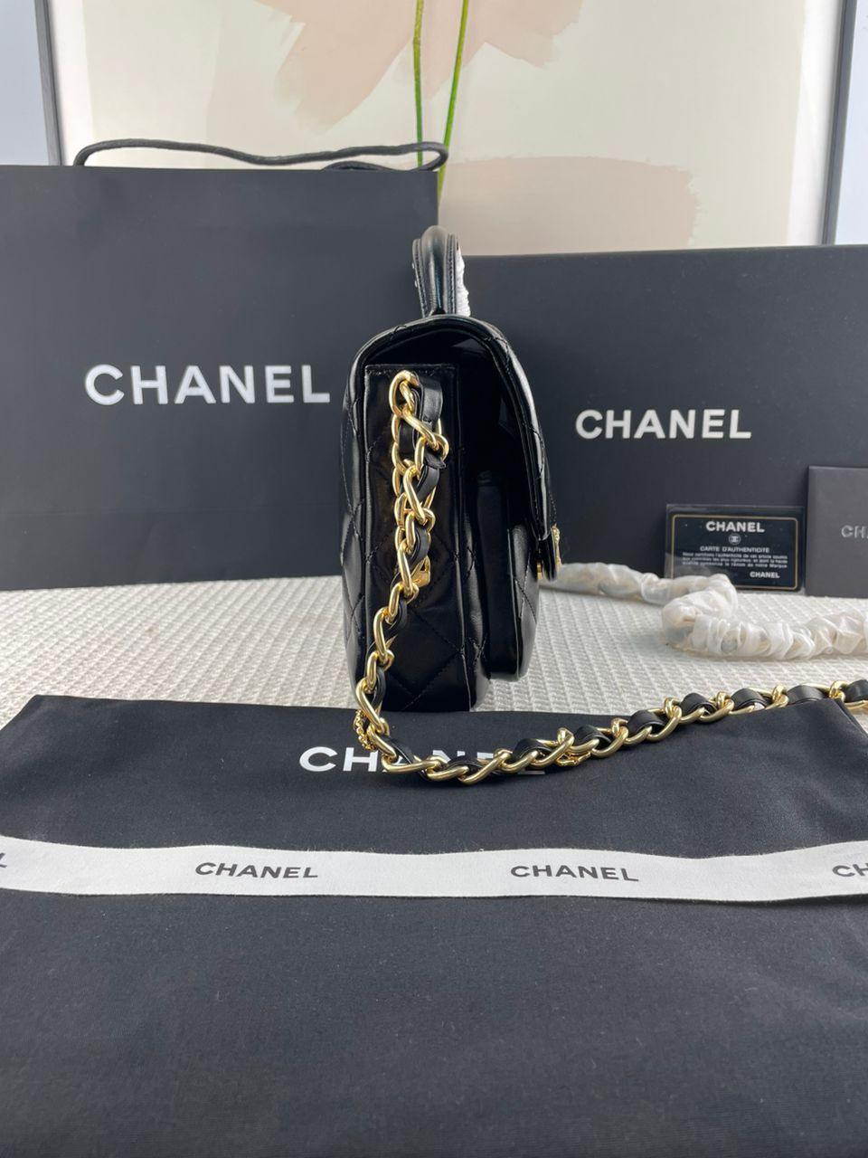 Chanel Kapaklı Üst Saplı Klasik CC Logo Elmas Kuzu Derisi Çanta - Glimmer of Luxury