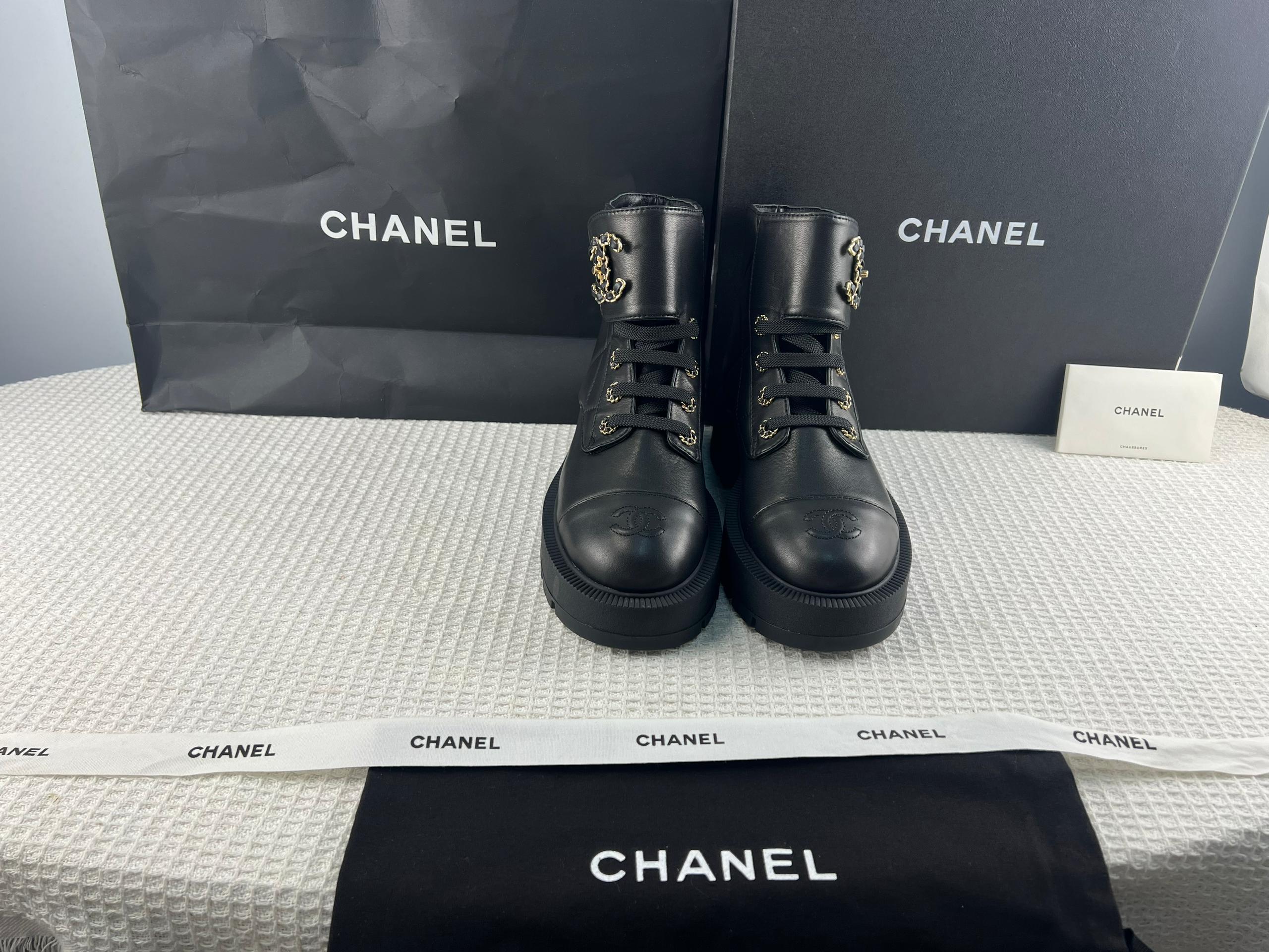 Chanel Parlak Keçi Derisi Dana Derisi Kapitone Savaş Botu - Glimmer of Luxury