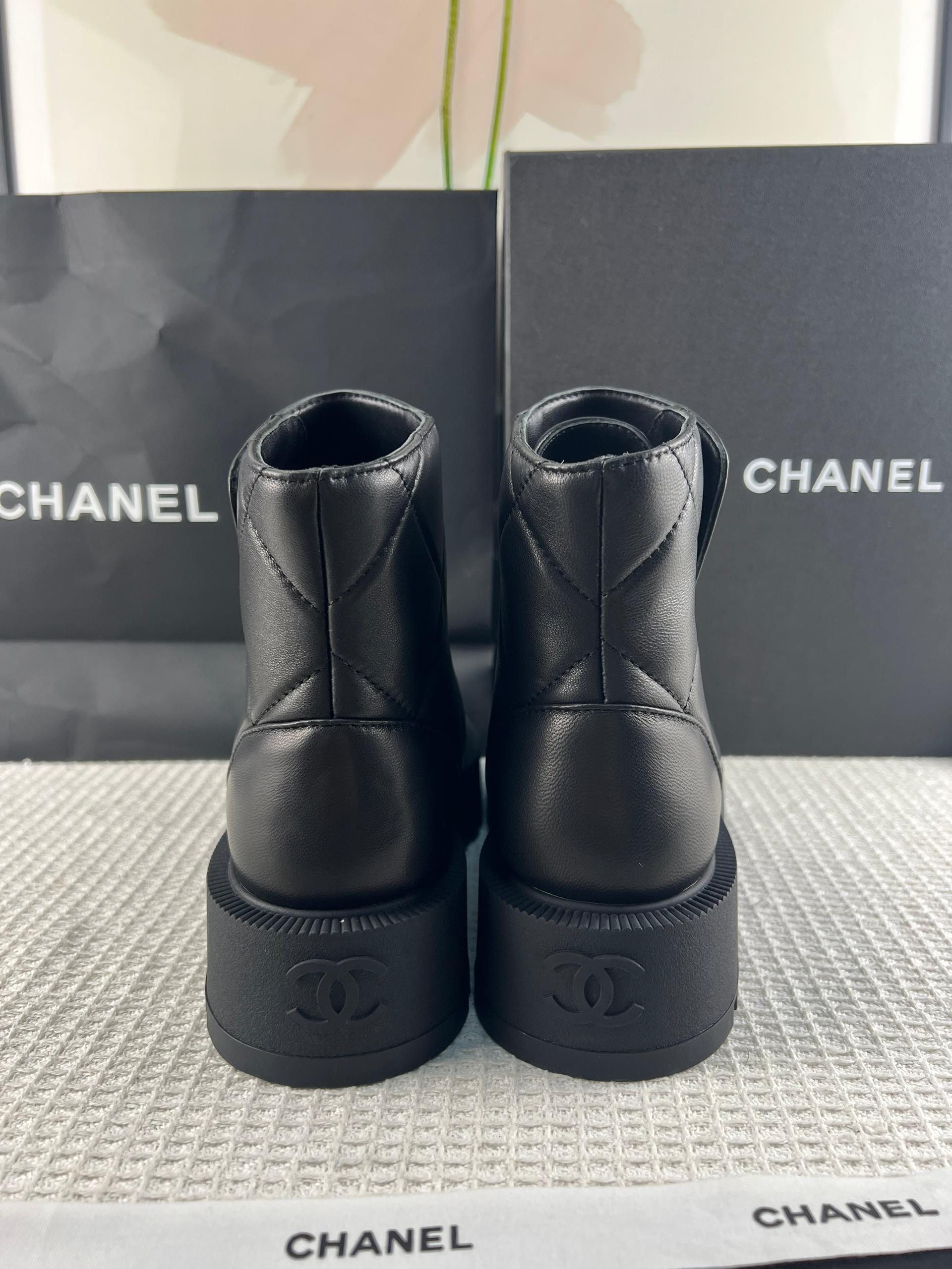 Chanel Parlak Keçi Derisi Dana Derisi Kapitone Savaş Botu - Glimmer of Luxury