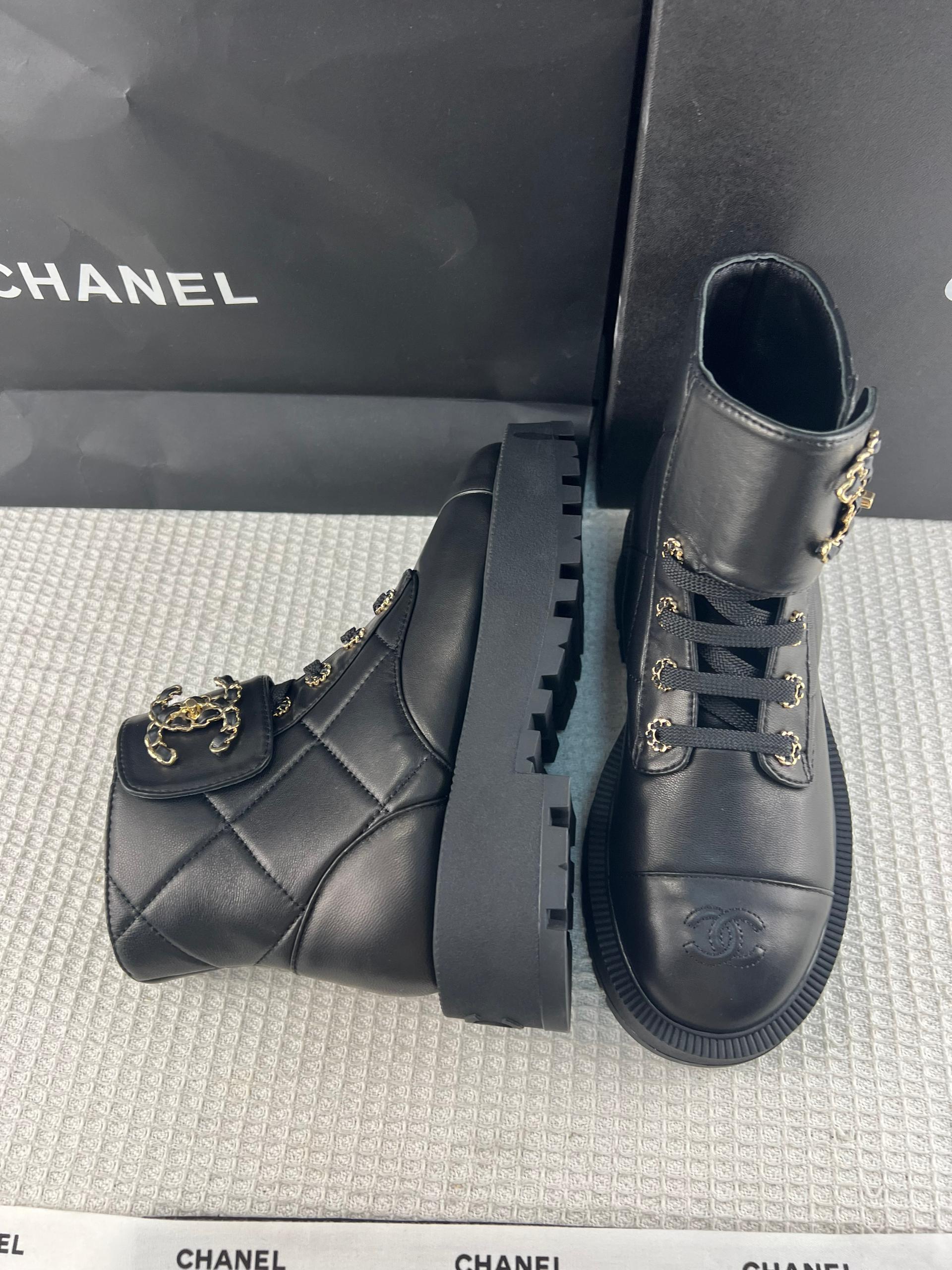 Chanel Parlak Keçi Derisi Dana Derisi Kapitone Savaş Botu - Glimmer of Luxury