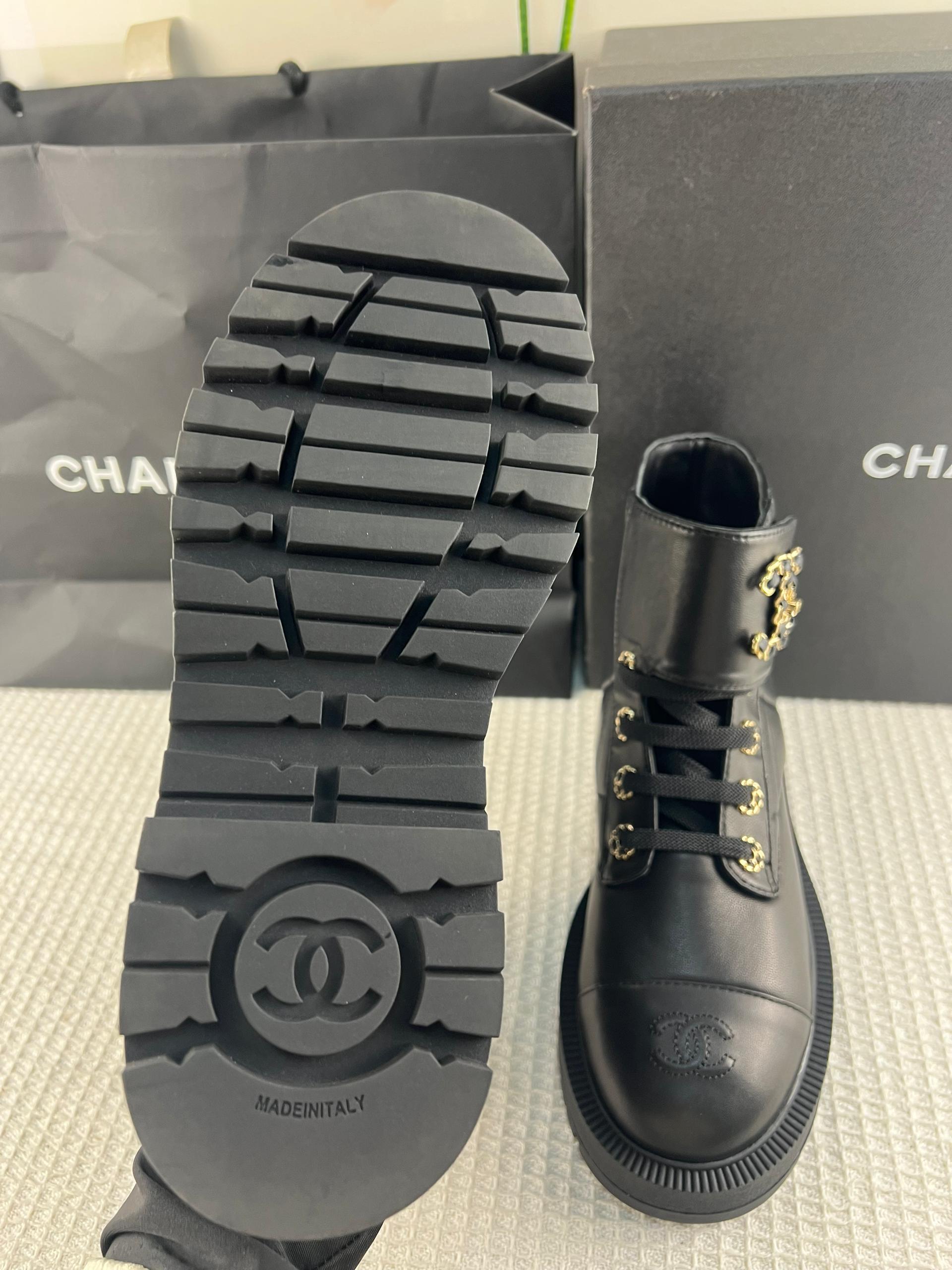 Chanel Parlak Keçi Derisi Dana Derisi Kapitone Savaş Botu - Glimmer of Luxury