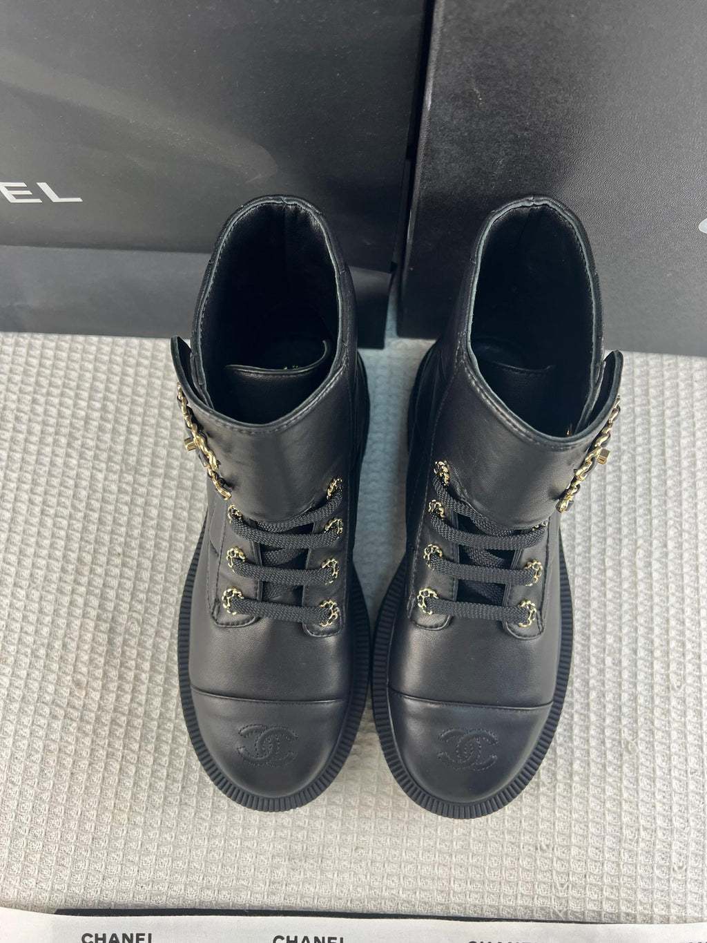 Chanel Parlak Keçi Derisi Dana Derisi Kapitone Savaş Botu - Glimmer of Luxury
