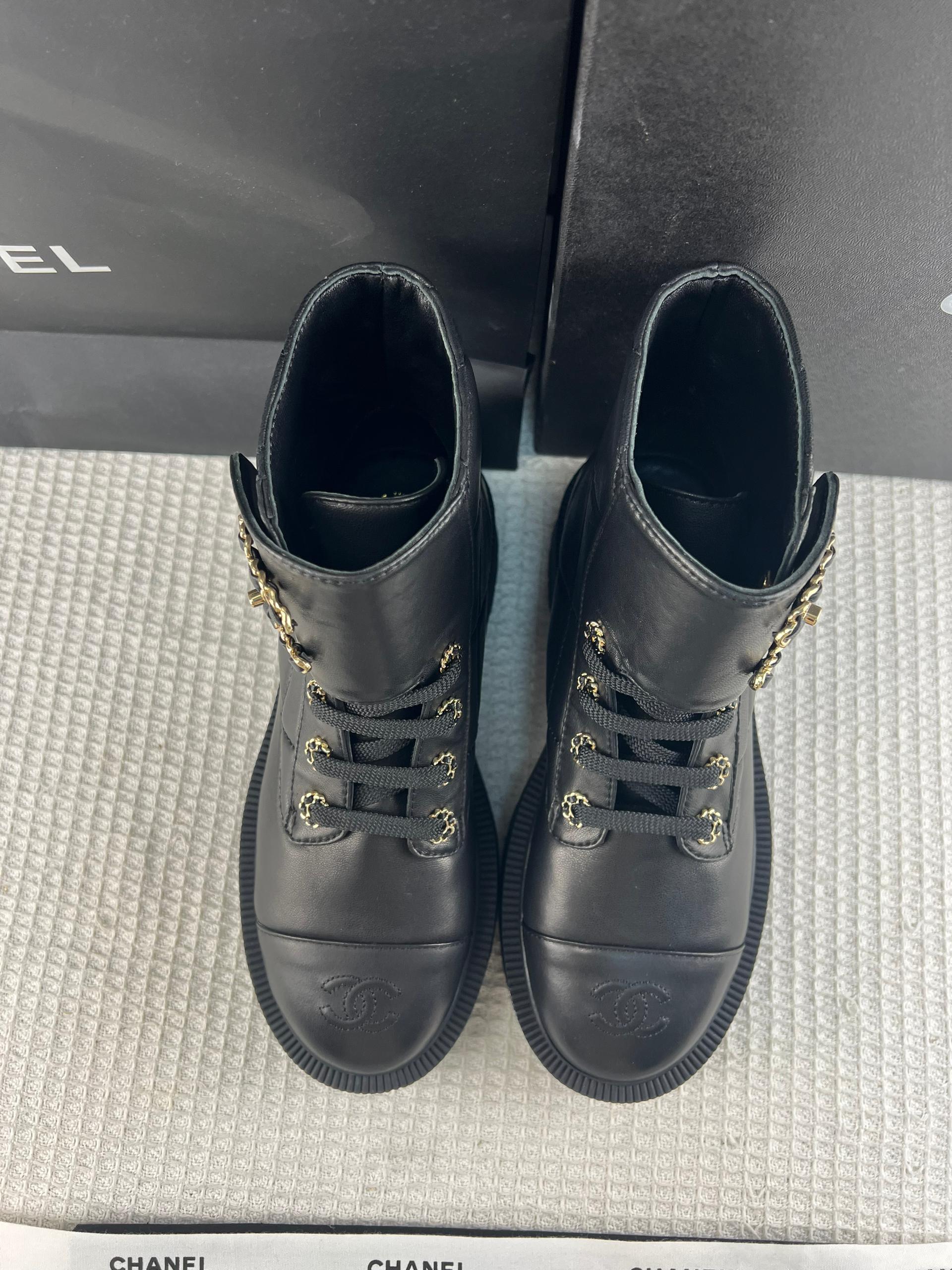 Chanel Parlak Keçi Derisi Dana Derisi Kapitone Savaş Botu - Glimmer of Luxury