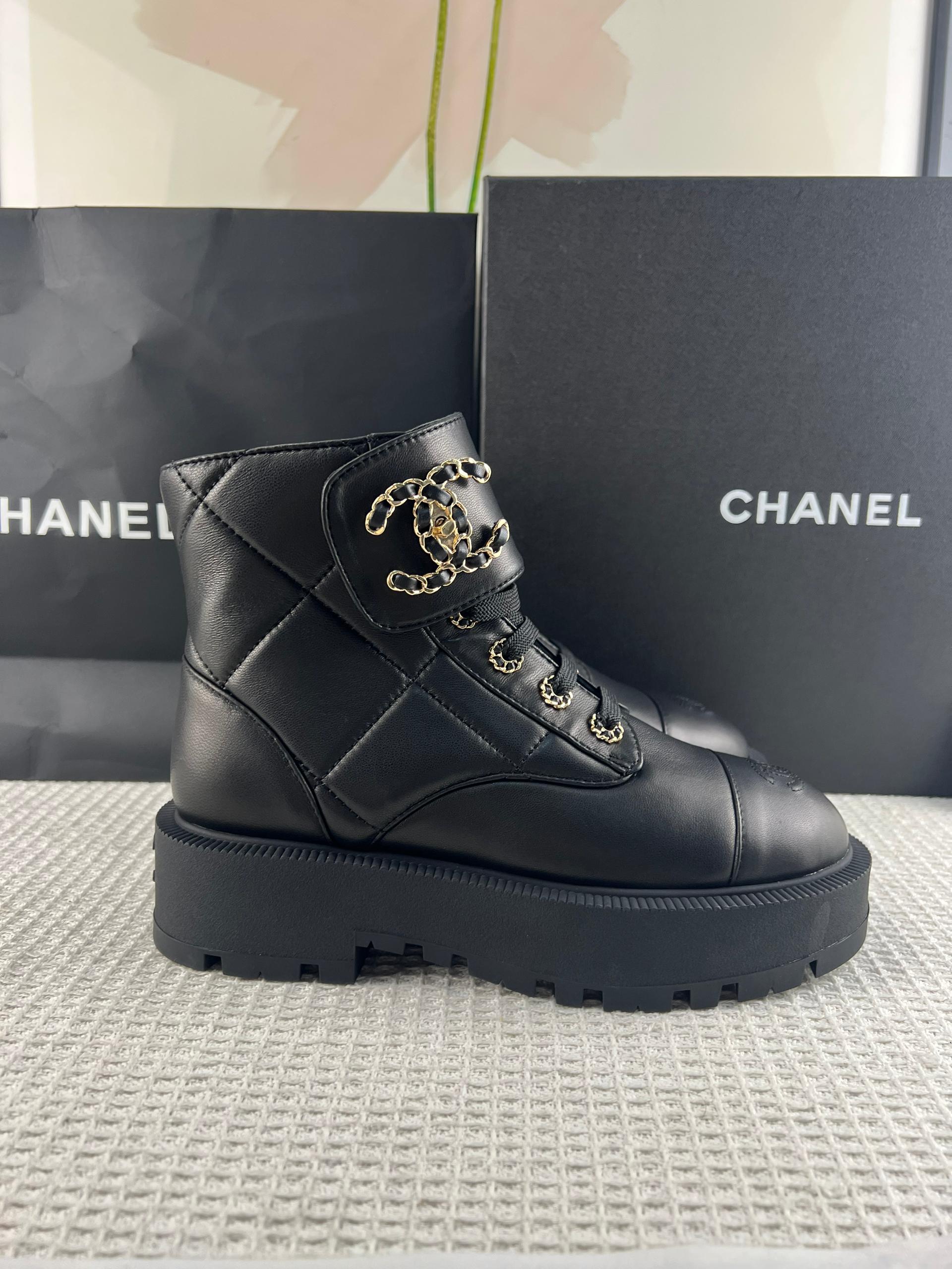 Chanel Parlak Keçi Derisi Dana Derisi Kapitone Savaş Botu - Glimmer of Luxury