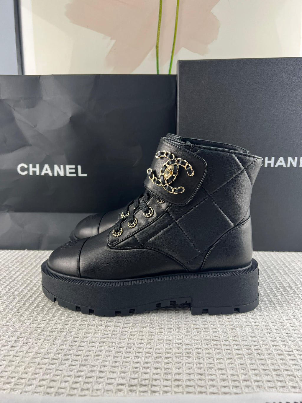 Chanel Parlak Keçi Derisi Dana Derisi Kapitone Savaş Botu - Glimmer of Luxury