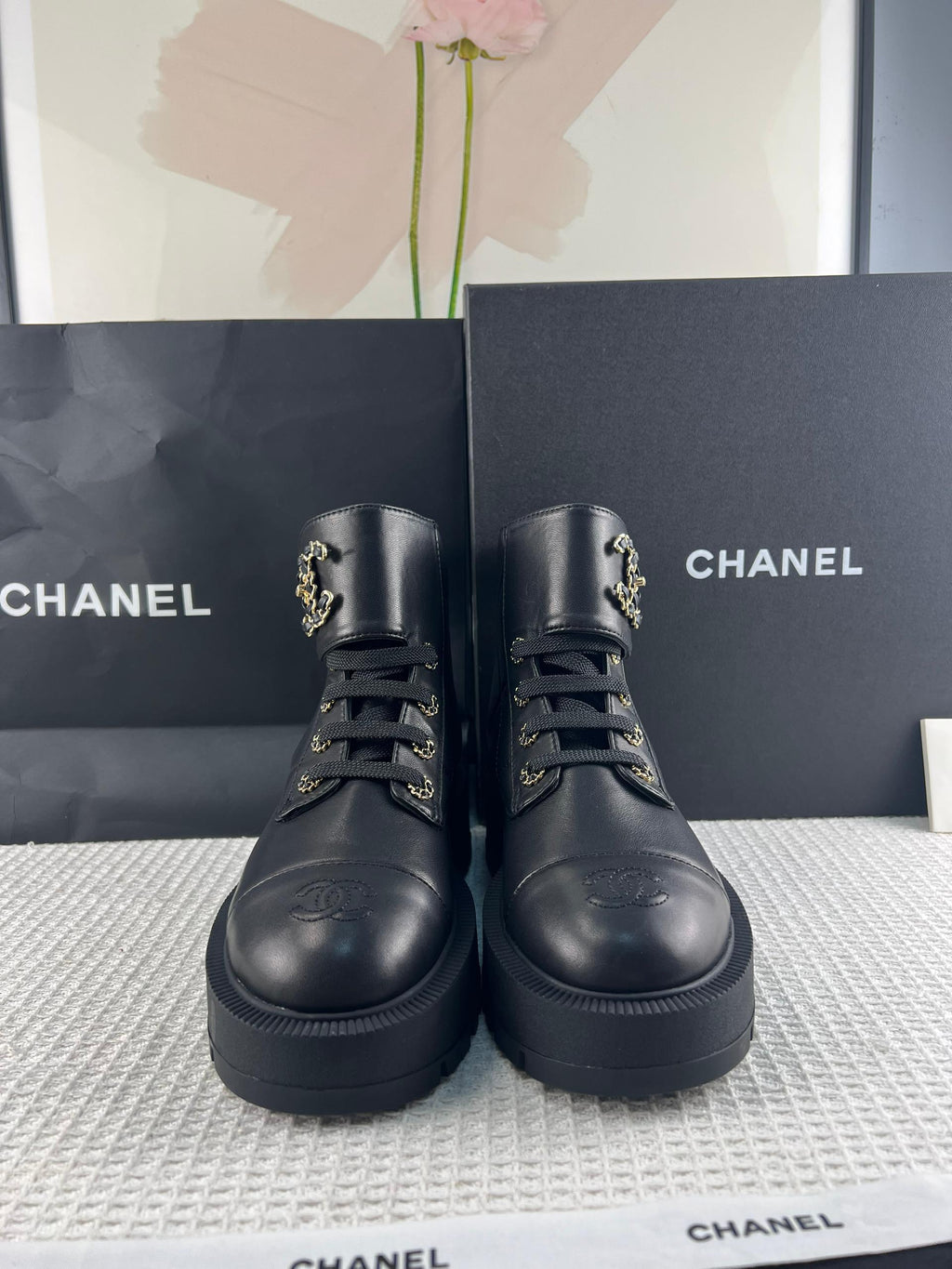 Chanel Parlak Keçi Derisi Dana Derisi Kapitone Savaş Botu - Glimmer of Luxury