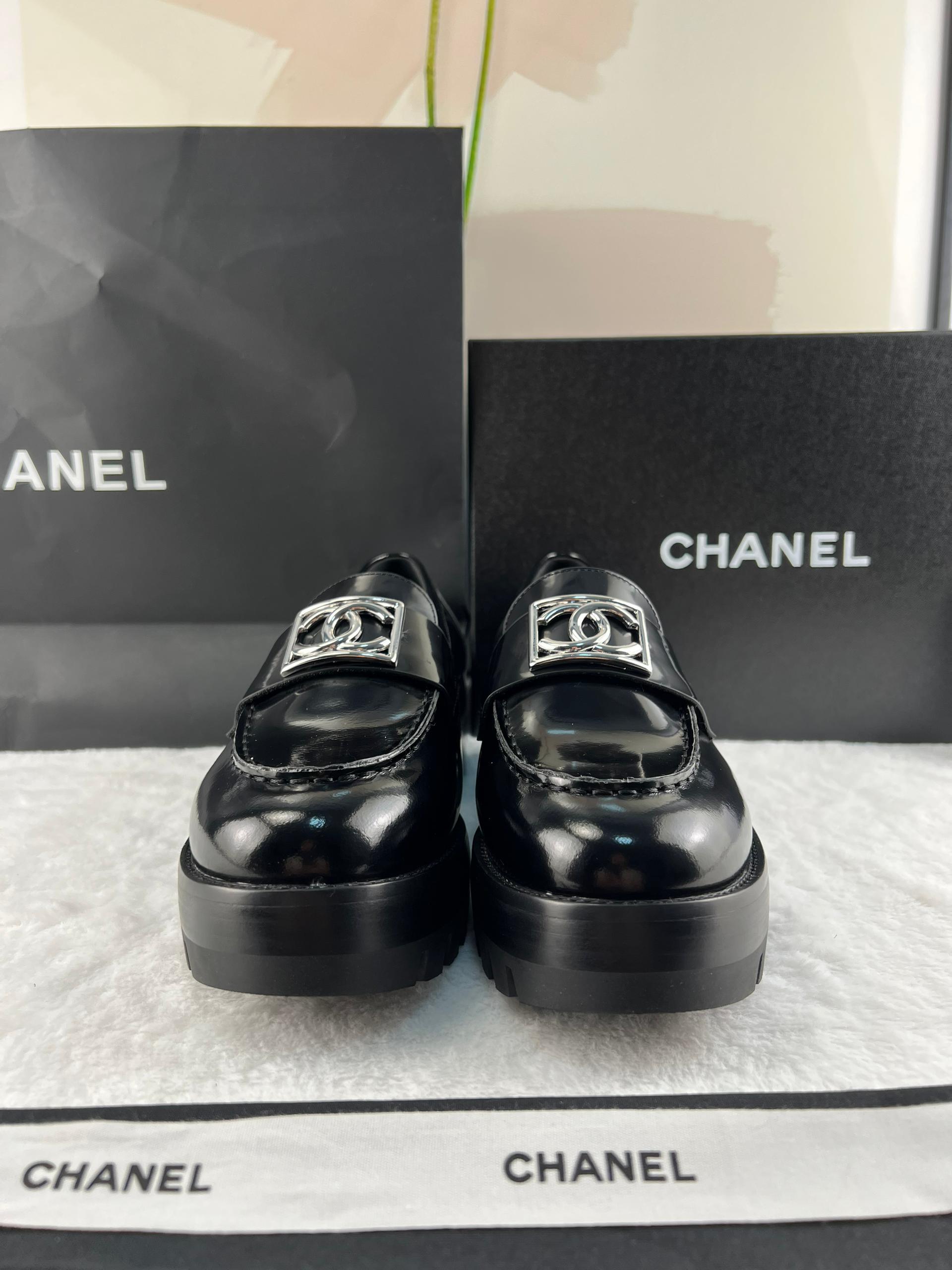 Chanel Parlak Dana Derisi CC Loafer Siyah - Glimmer of Luxury