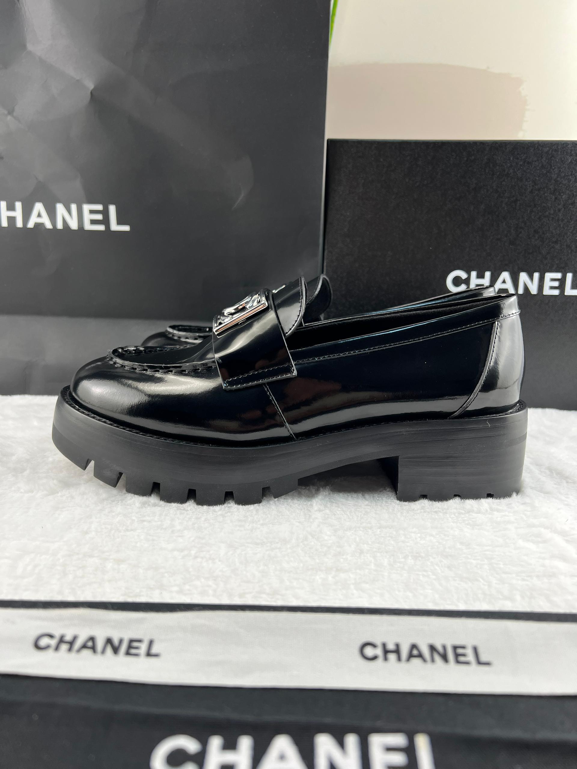 Chanel Parlak Dana Derisi CC Loafer Siyah - Glimmer of Luxury