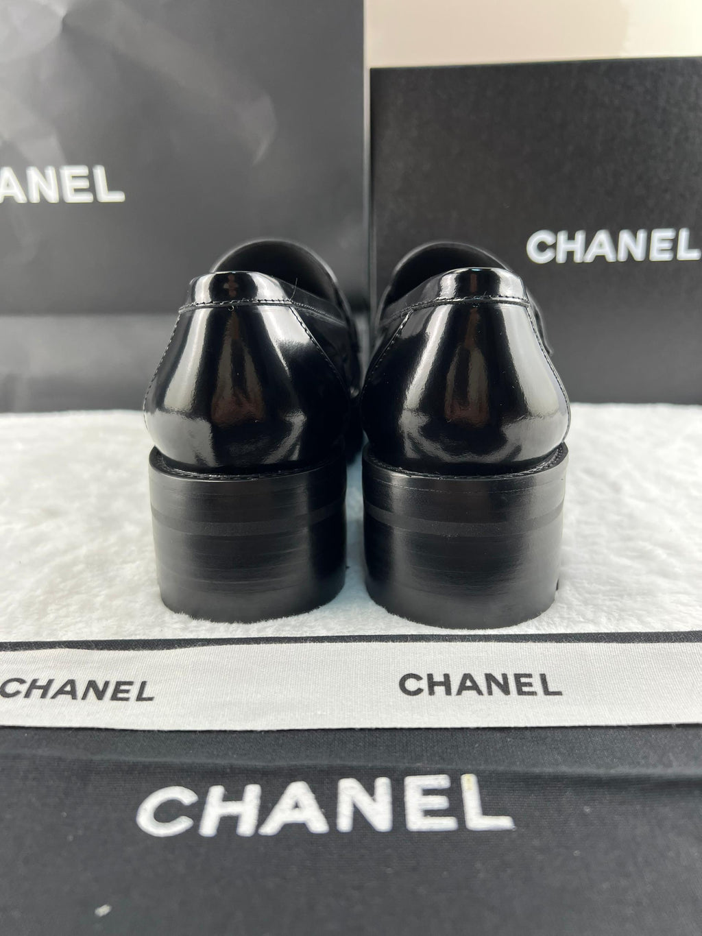 Chanel Parlak Dana Derisi CC Loafer Siyah - Glimmer of Luxury