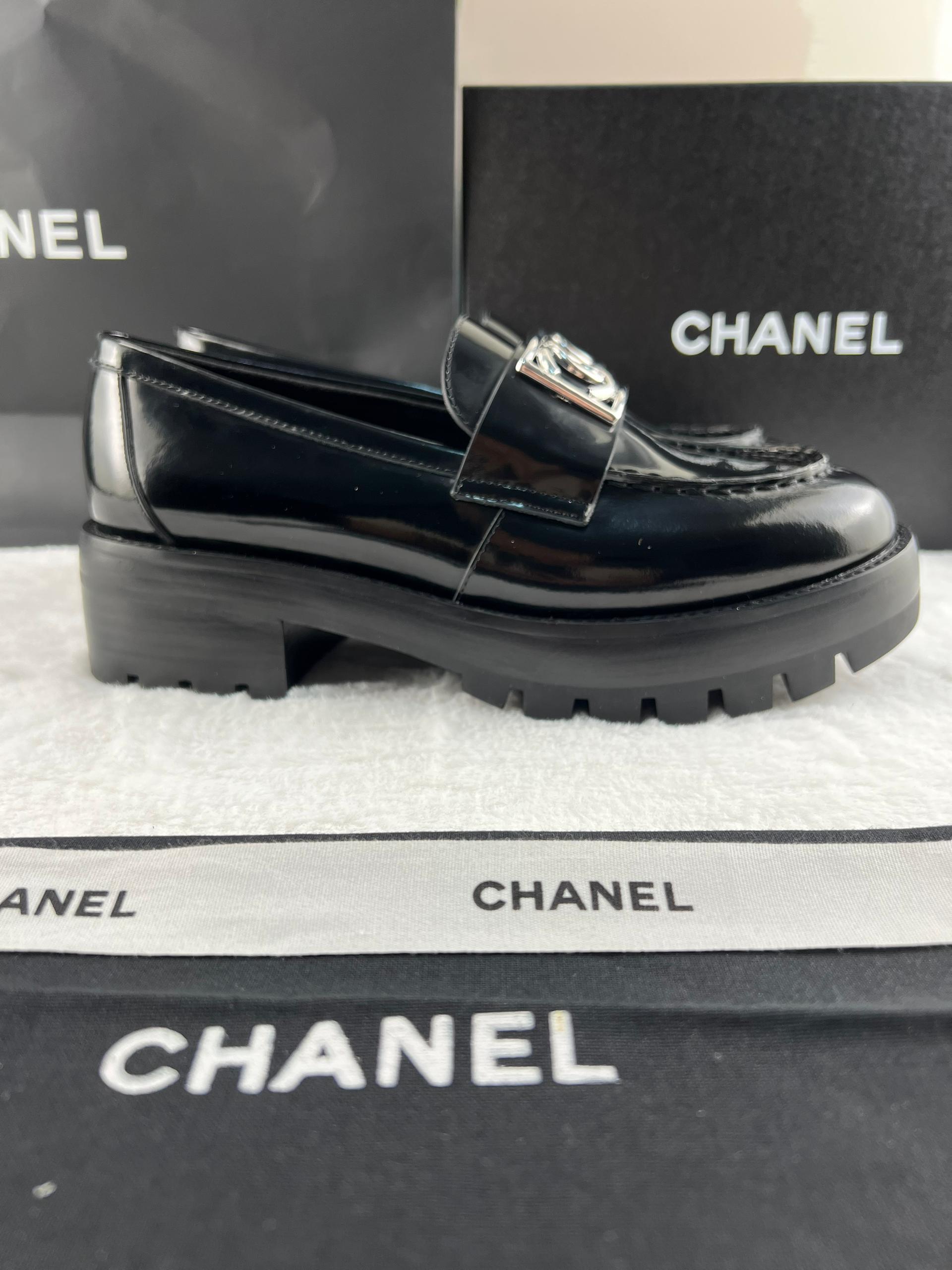 Chanel Parlak Dana Derisi CC Loafer Siyah - Glimmer of Luxury