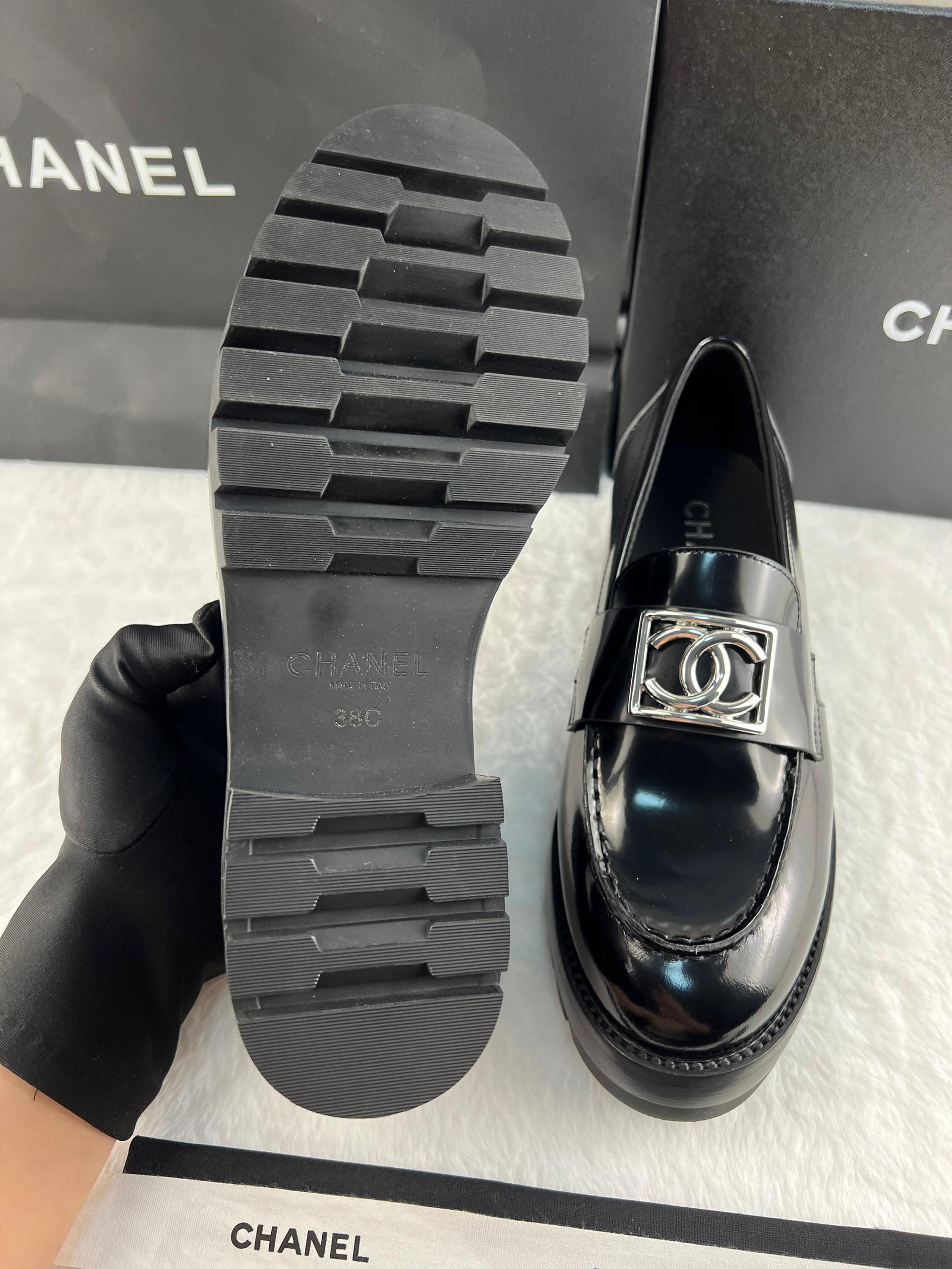 Chanel Parlak Dana Derisi CC Loafer Siyah - Glimmer of Luxury
