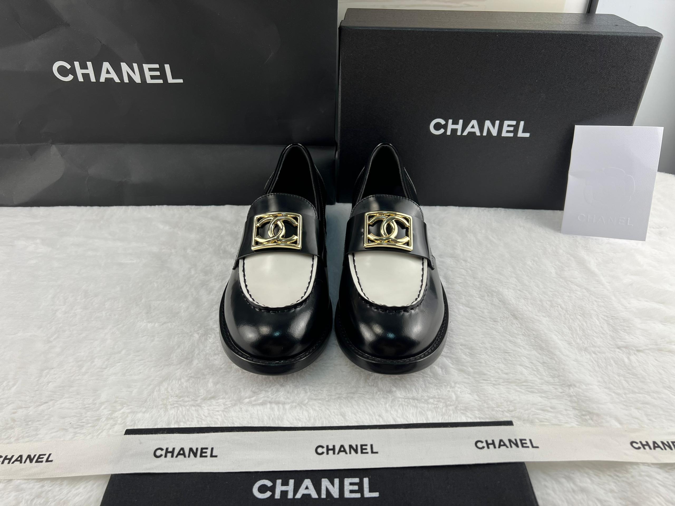 Chanel Parlak Dana Derisi CC Loafer Siyah & Beyaz - Glimmer of Luxury