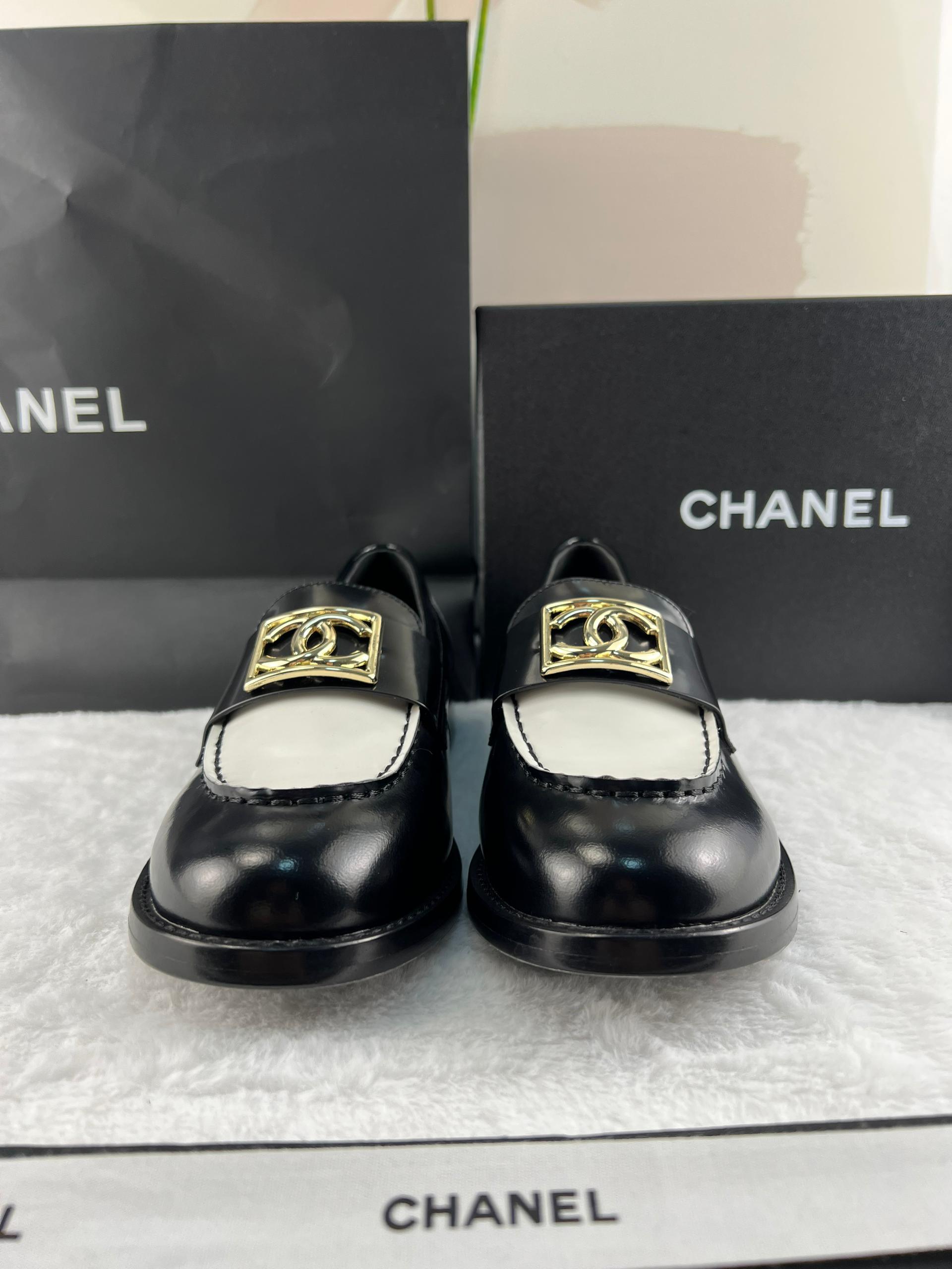 Chanel Parlak Dana Derisi CC Loafer Siyah & Beyaz - Glimmer of Luxury