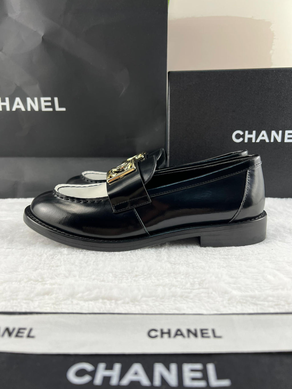 Chanel Parlak Dana Derisi CC Loafer Siyah & Beyaz - Glimmer of Luxury