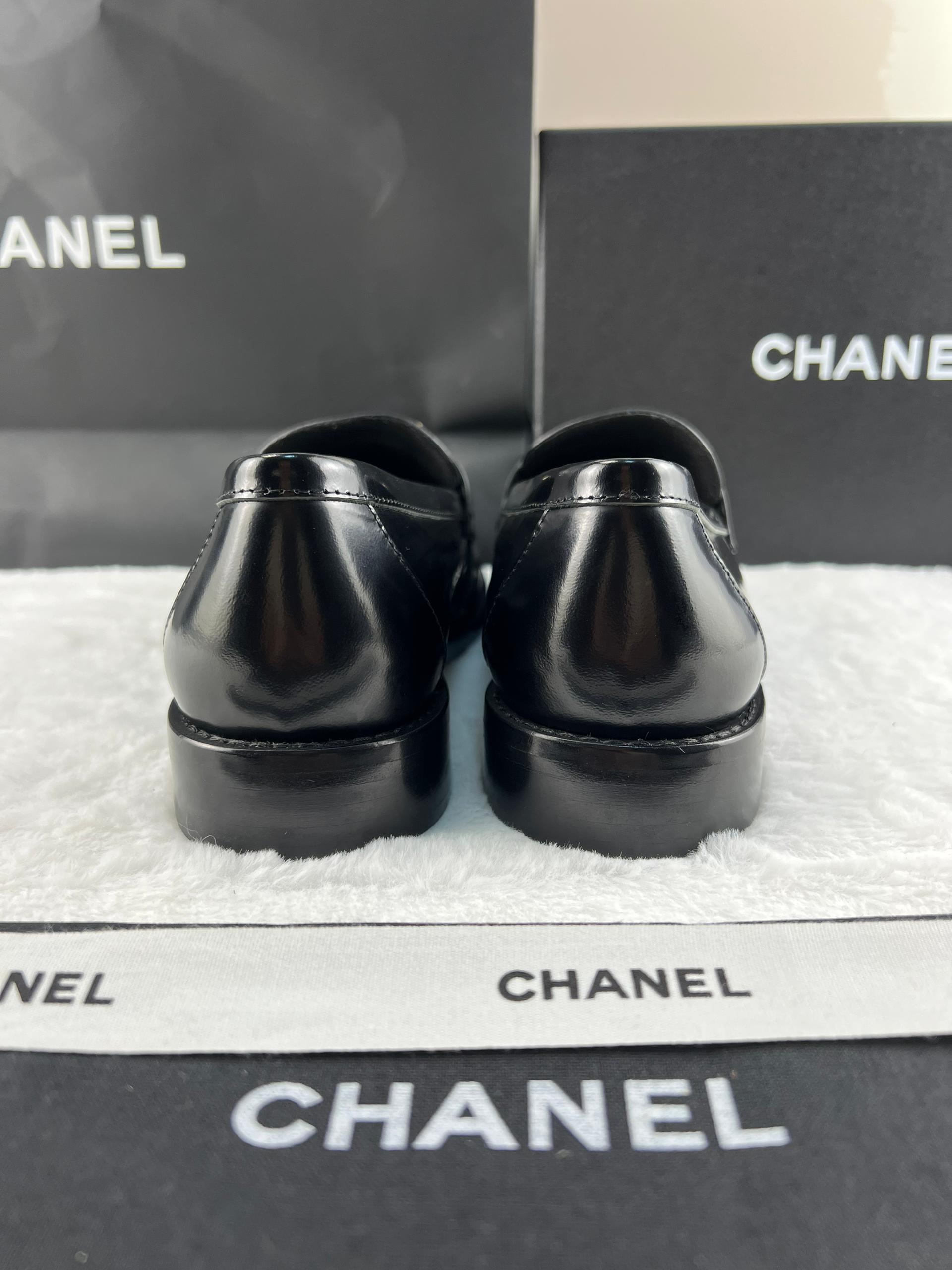 Chanel Parlak Dana Derisi CC Loafer Siyah & Beyaz - Glimmer of Luxury