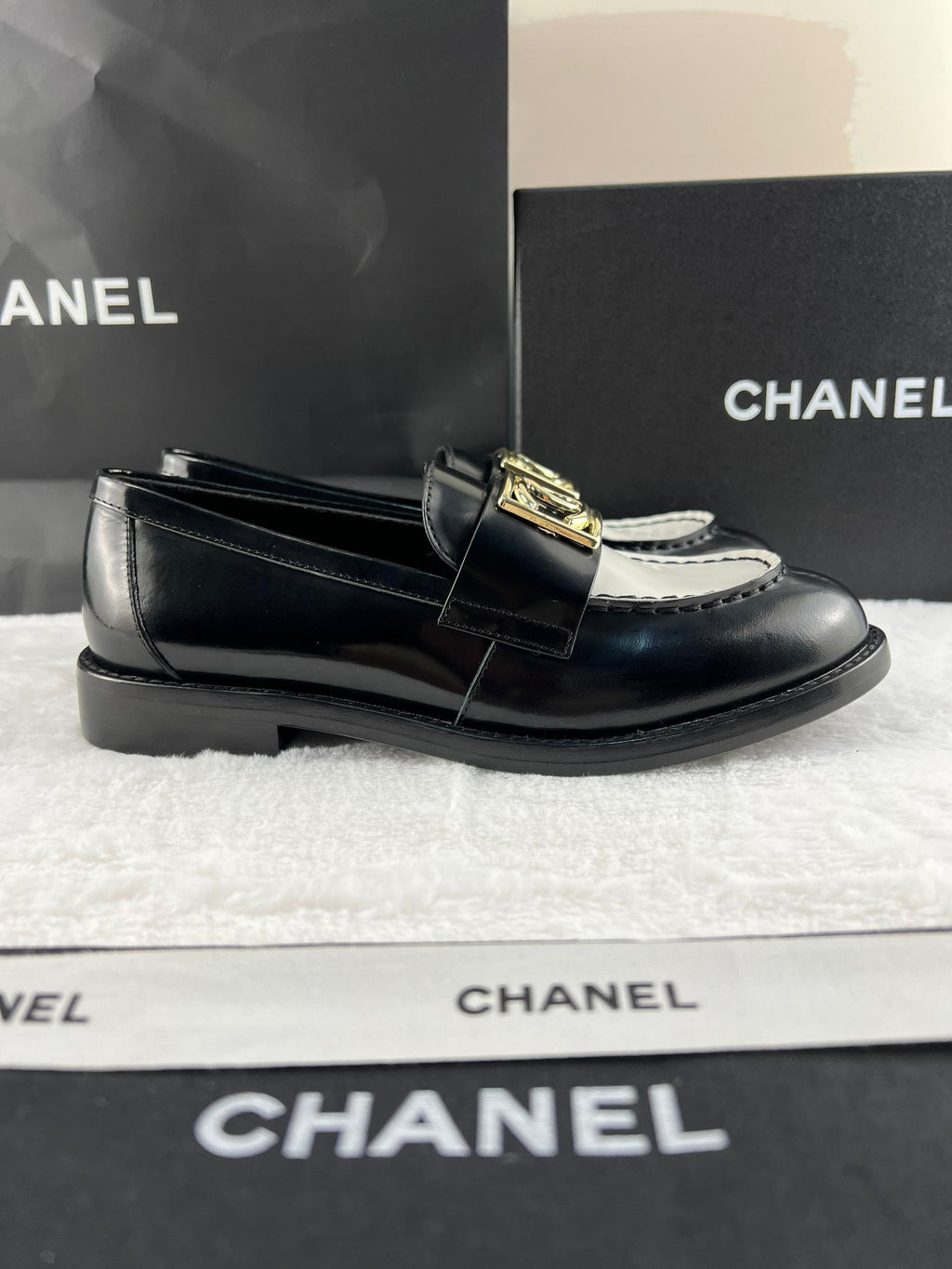 Chanel Parlak Dana Derisi CC Loafer Siyah & Beyaz - Glimmer of Luxury