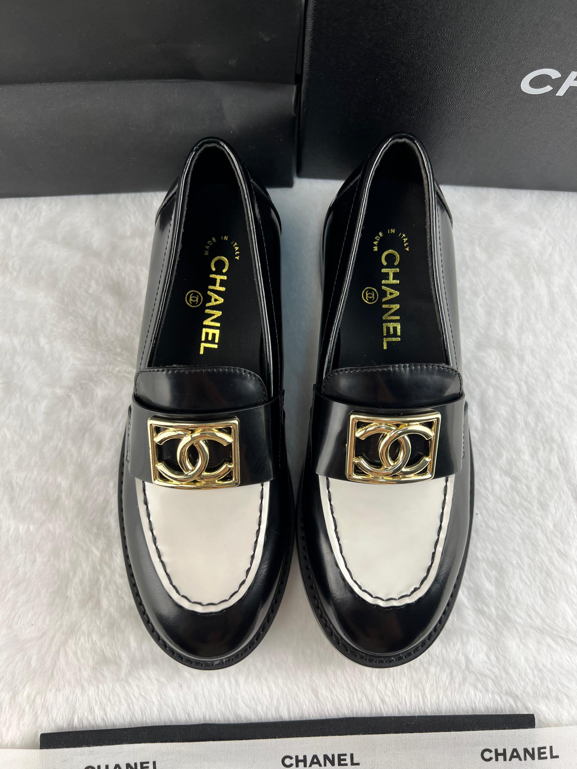 Chanel Parlak Dana Derisi CC Loafer Siyah & Beyaz - Glimmer of Luxury