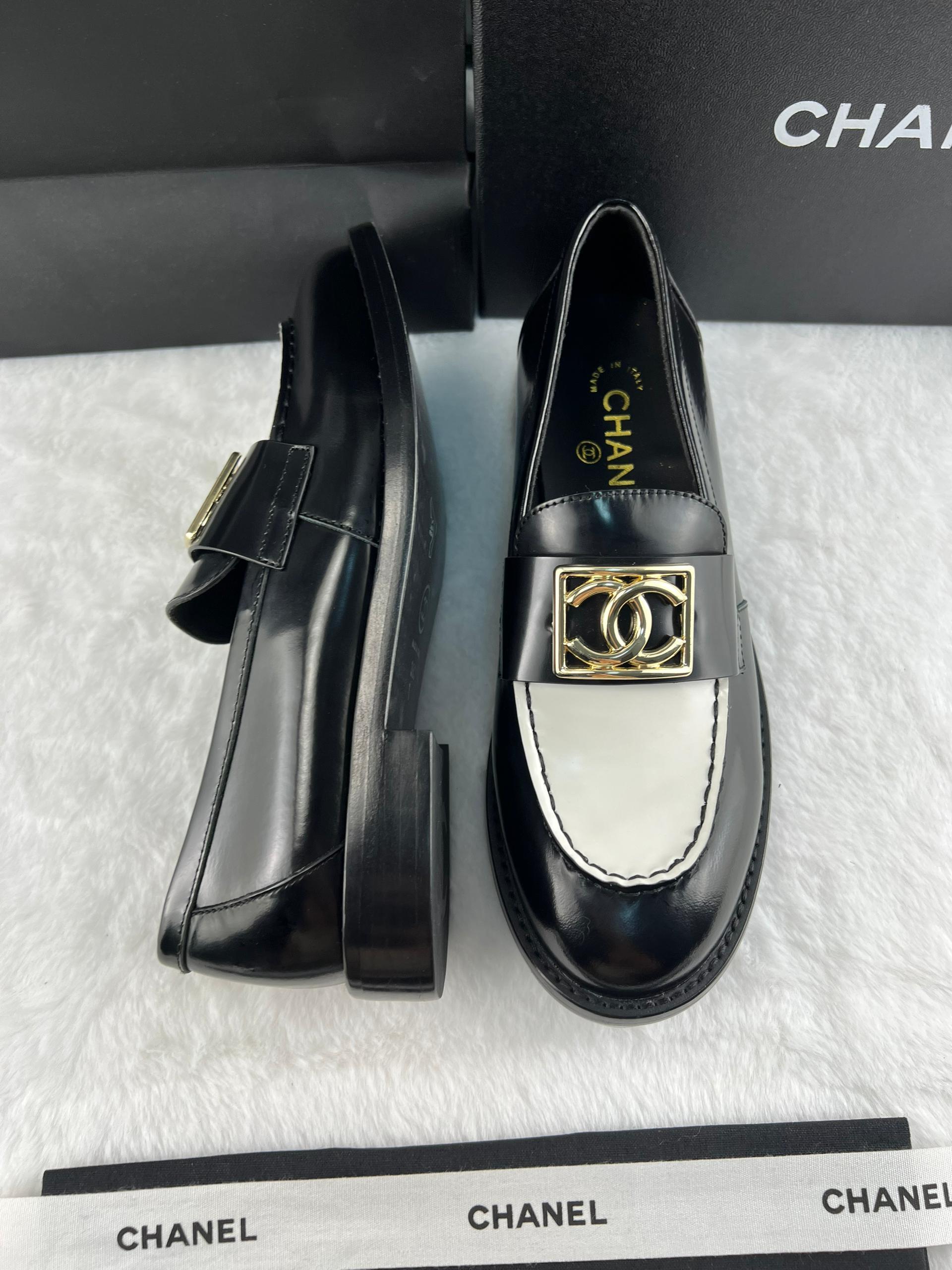Chanel Parlak Dana Derisi CC Loafer Siyah & Beyaz - Glimmer of Luxury
