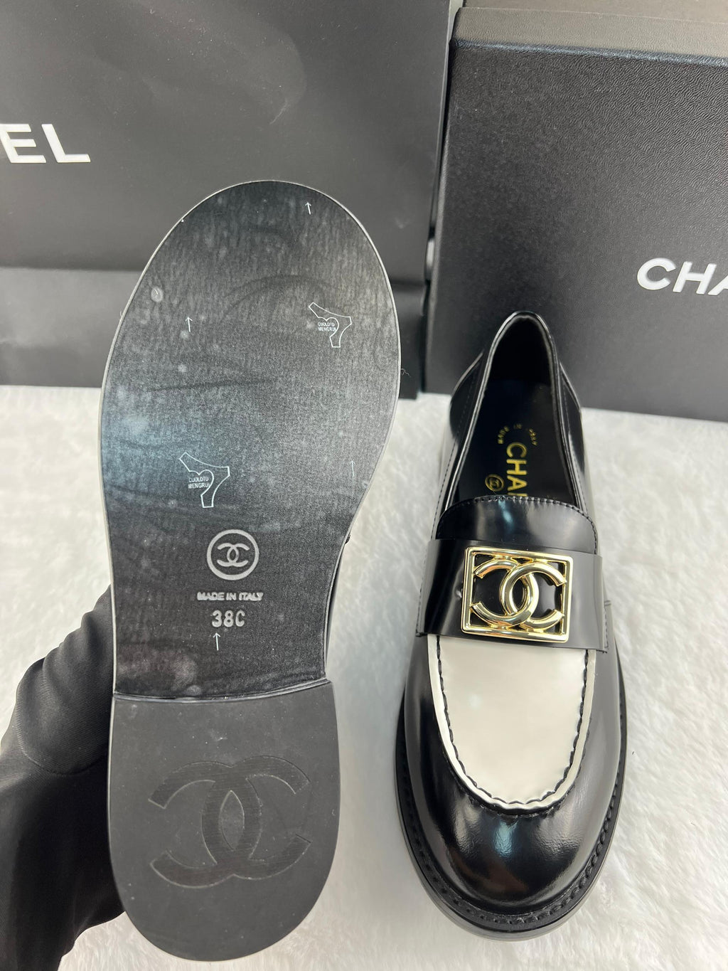 Chanel Parlak Dana Derisi CC Loafer Siyah & Beyaz - Glimmer of Luxury