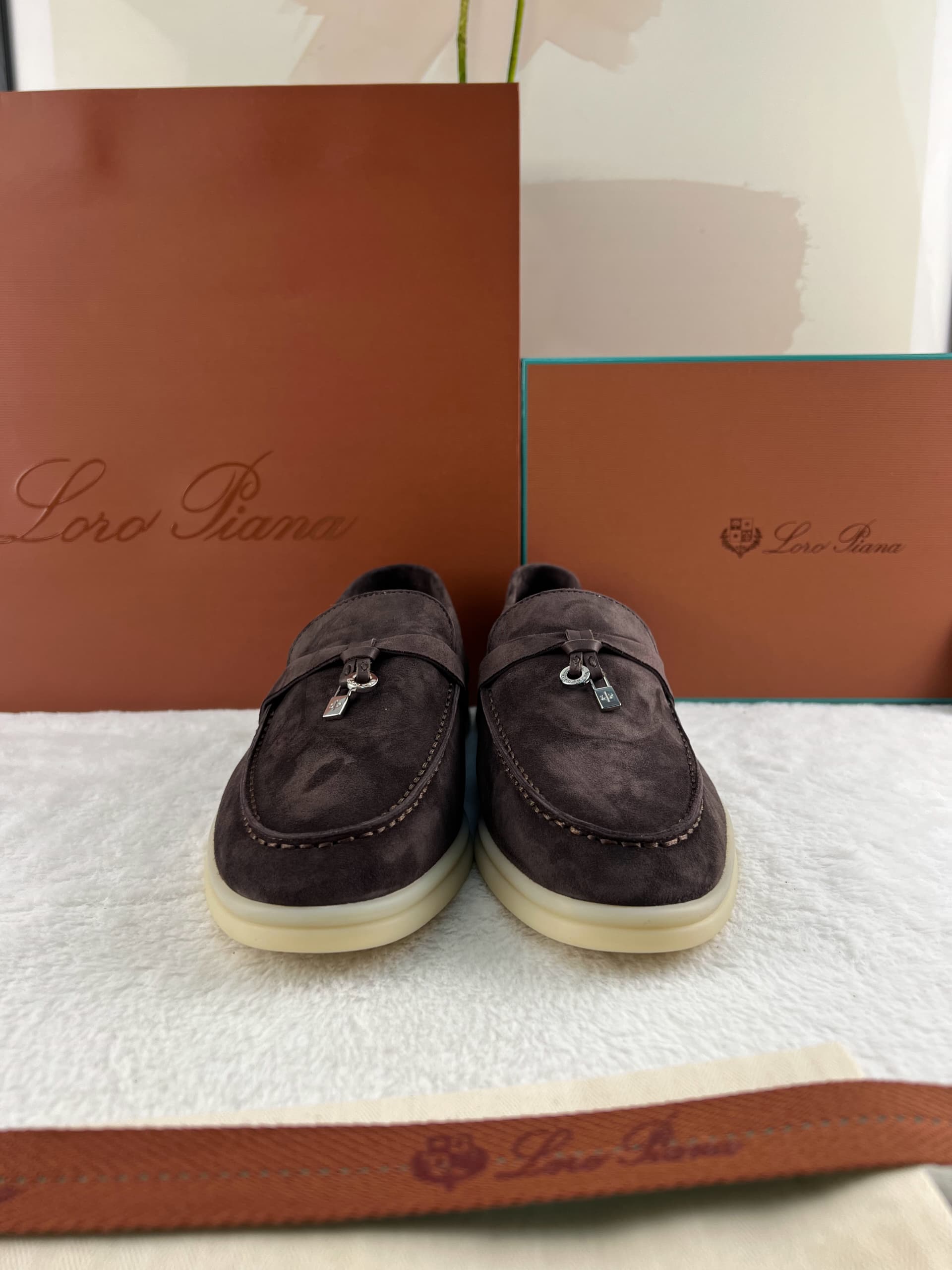 Loro Piana Yaz Büyüsü Yürüyüş Ayakkabısı - Çikolata - Glimmer of Luxury