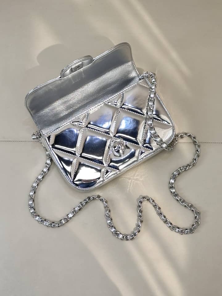 Chanel FW 25/26 حقيبة كلاتش صغيرة بسلسلة