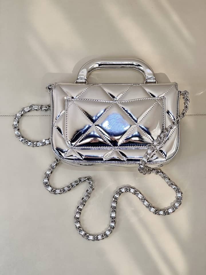 Chanel FW 25/26 حقيبة كلاتش صغيرة بسلسلة